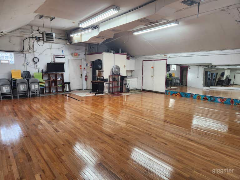  Estudio de Danza con Pisos de Madera Dura y Techo Alto 