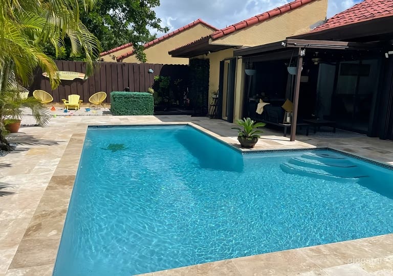  Vibrant Backyard Escape 