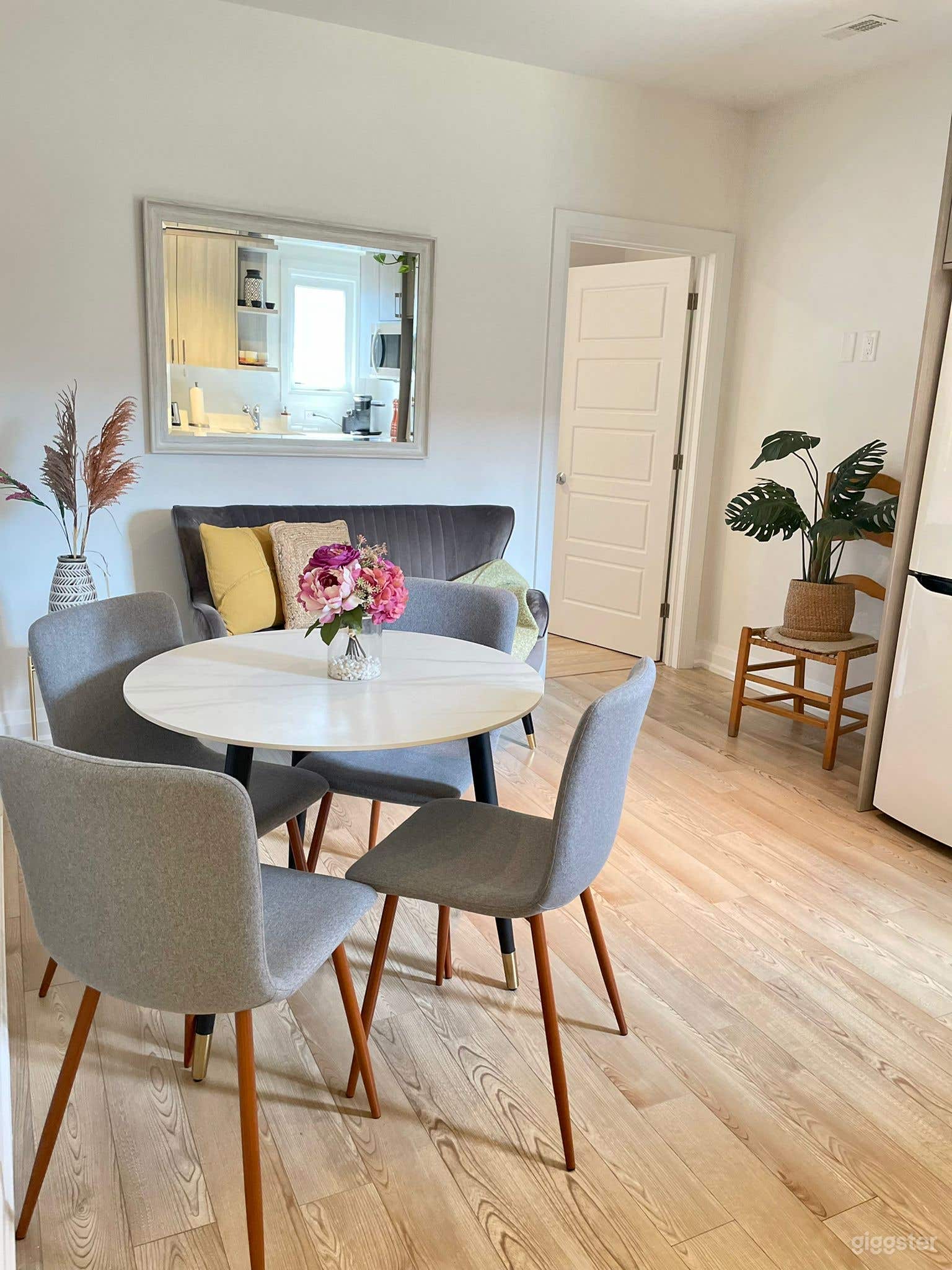 2BR Boho Chic Insta-Worthy Apt in DT Toronto Photo 1