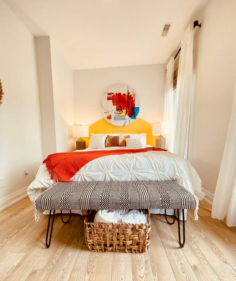  2BR Boho Chic Insta-Worthy Apt in DT Toronto 