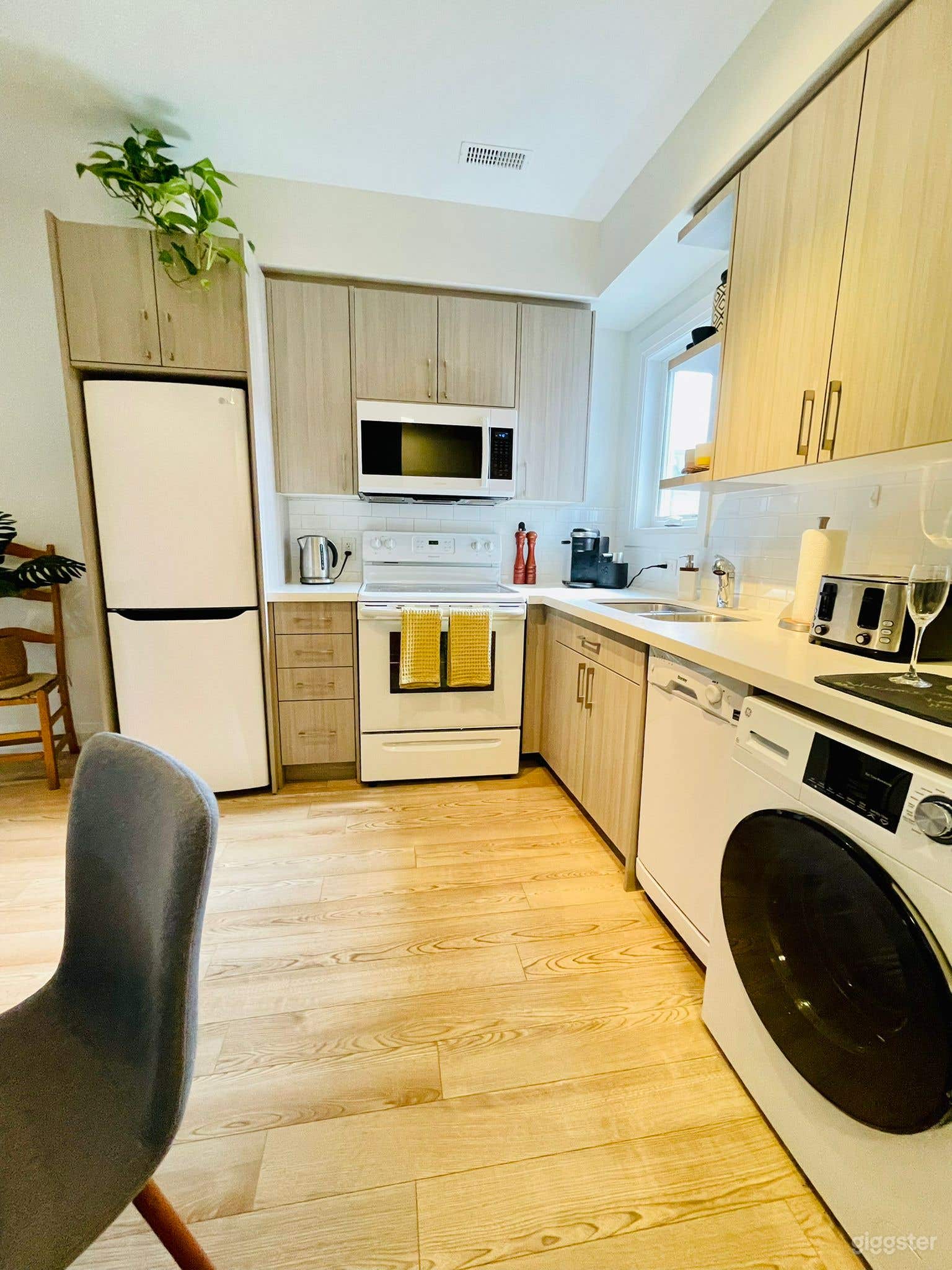 2BR Boho Chic Insta-Worthy Apt in DT Toronto Photo 2