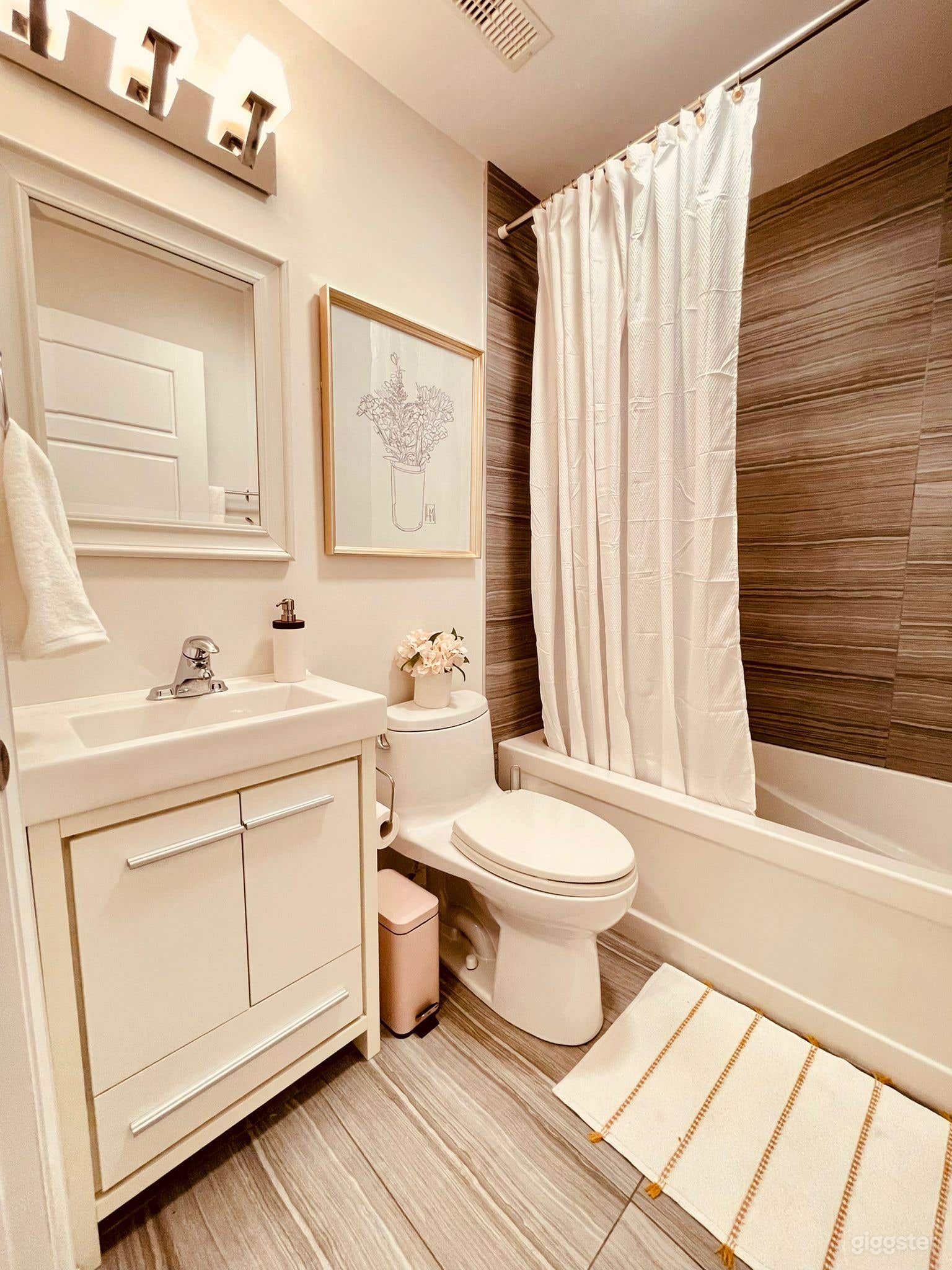 2BR Boho Chic Insta-Worthy Apt in DT Toronto Photo 4