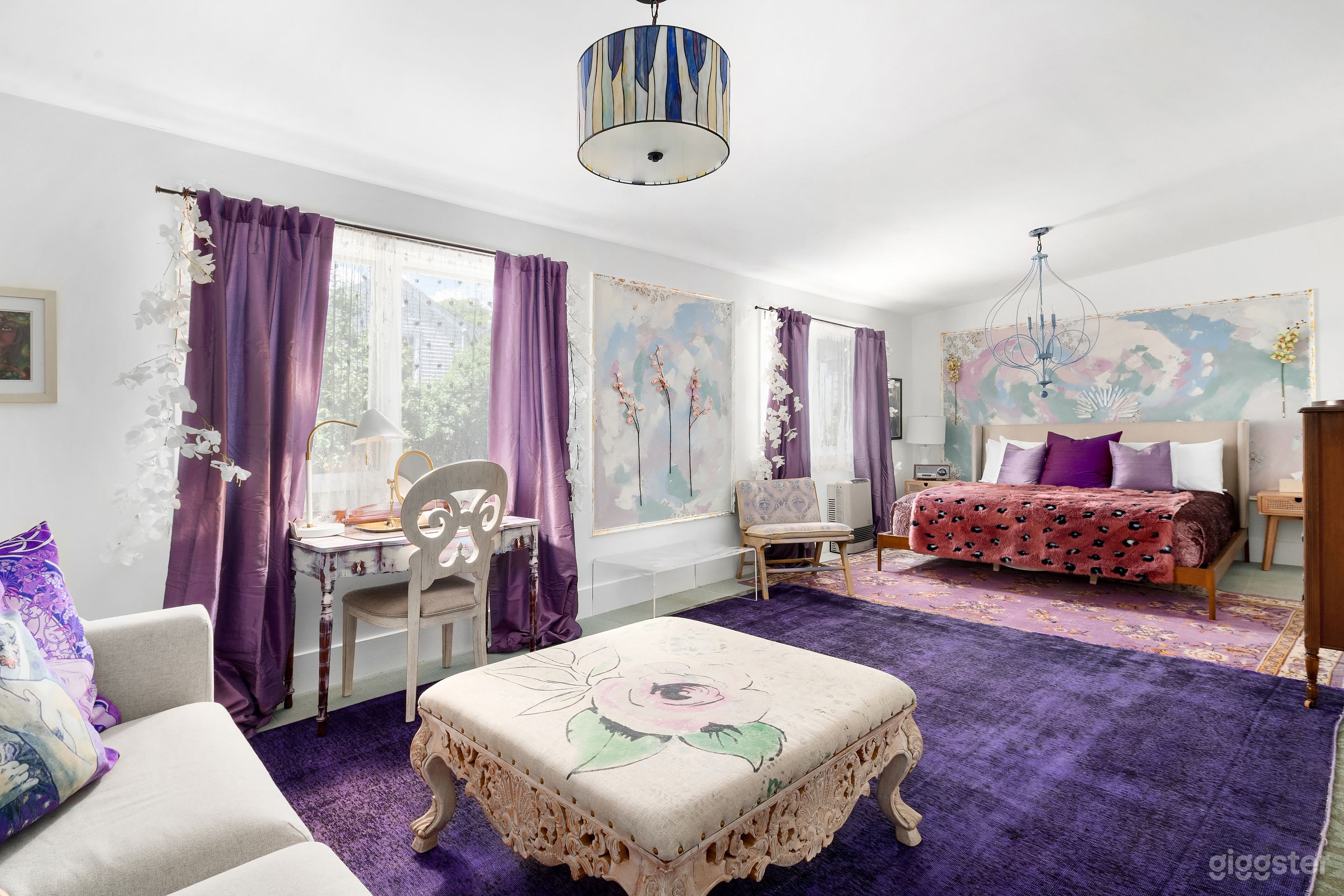 Large suite "Goddess" with king bed and living space, private bath 