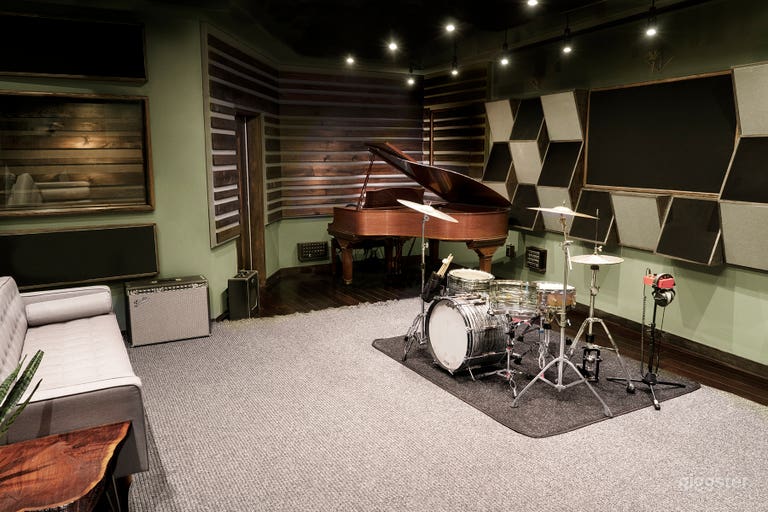  Greenpoint Recording Studio with Beautiful Interior Design 