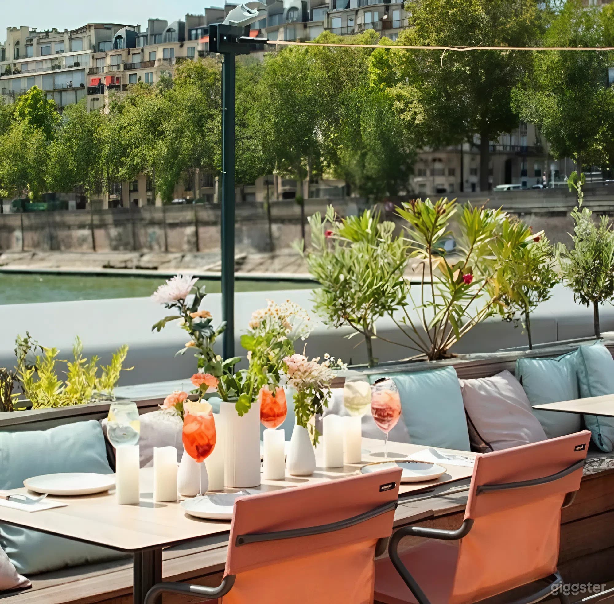 Photo de Terrasse arrière sur une péniche avec vue sur la Tour Eiffel 3