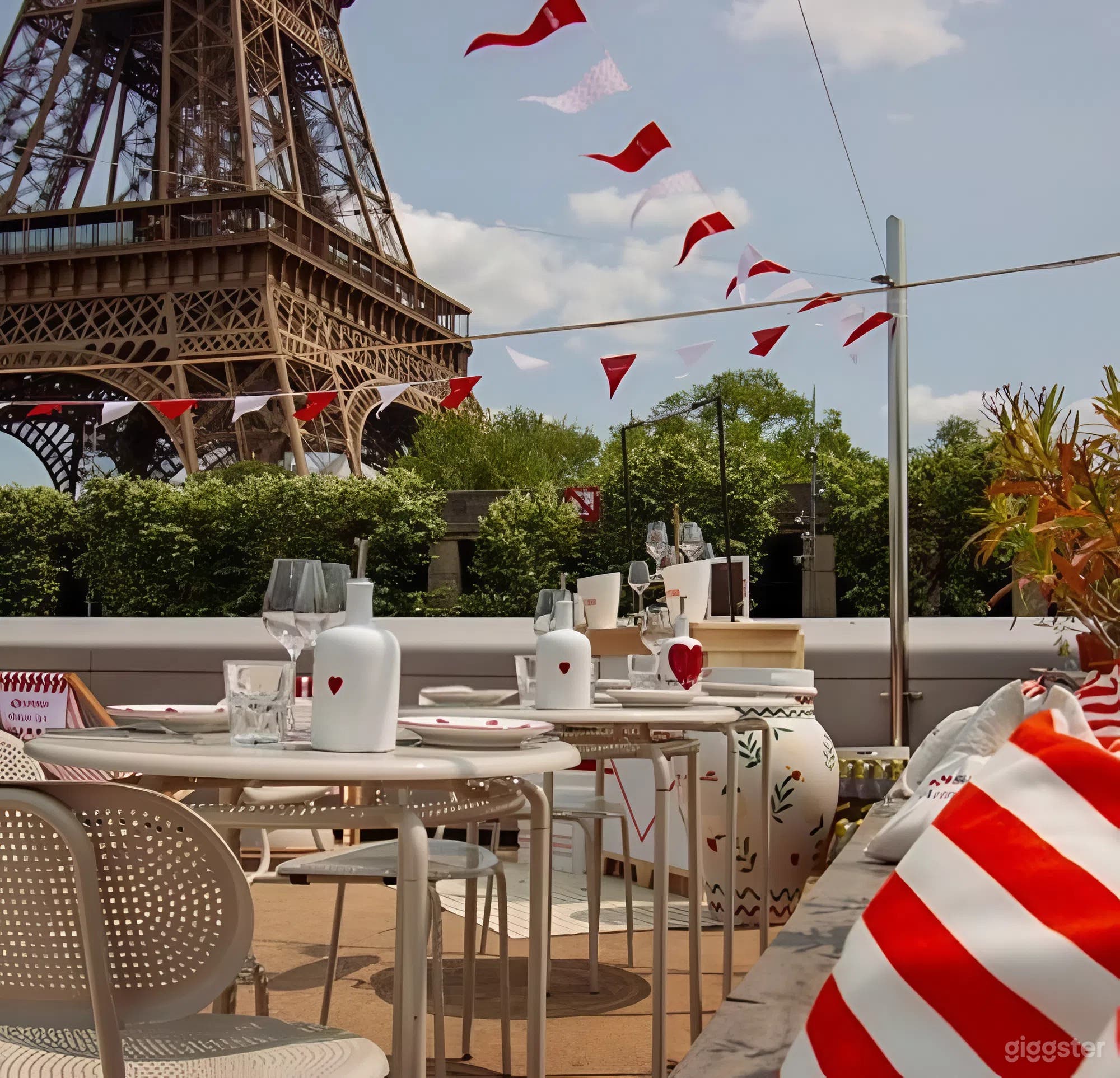 Photo de Terrasse arrière sur une péniche avec vue sur la Tour Eiffel 4