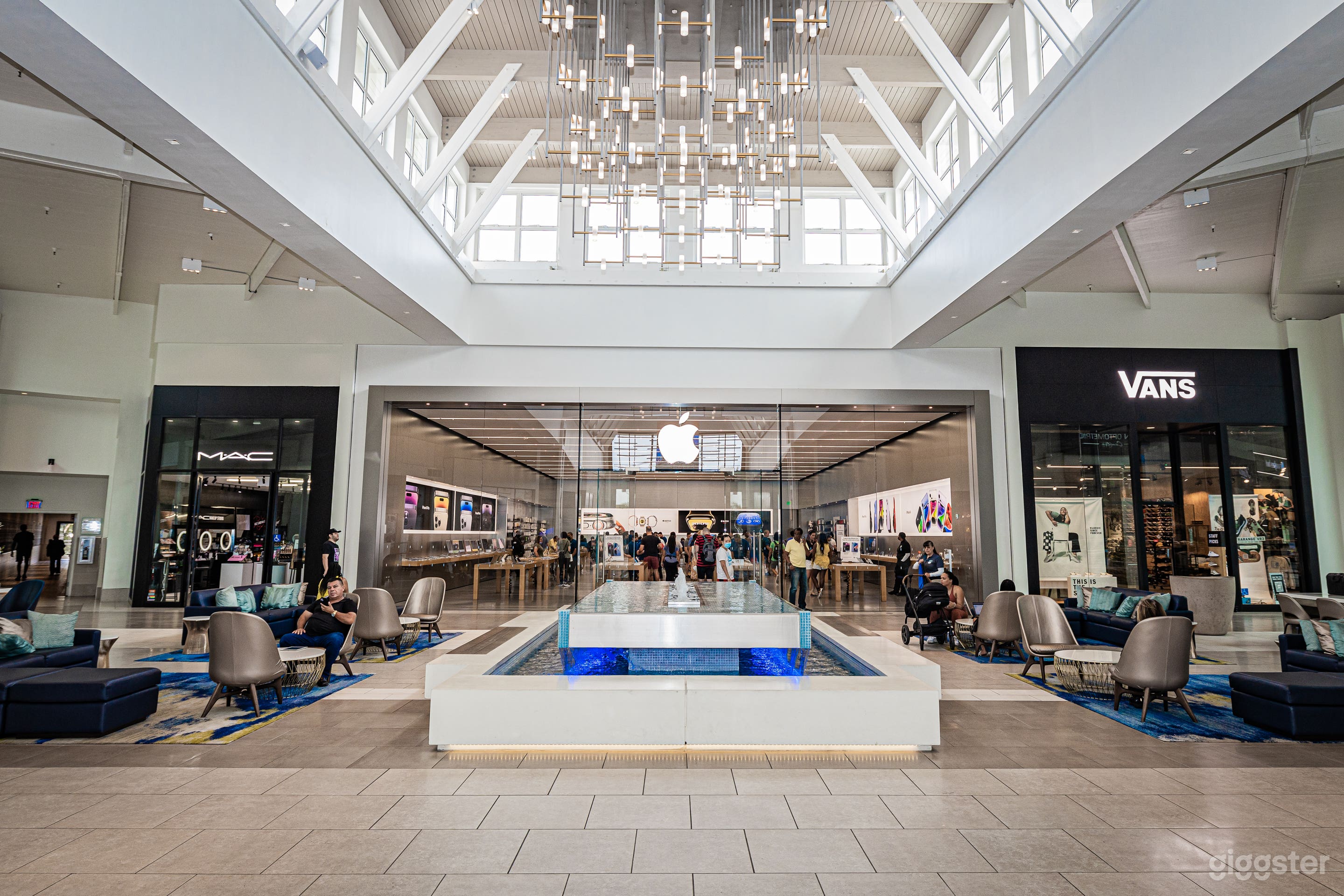 Indoor Outdoor Mall in Los Angeles Photo 3