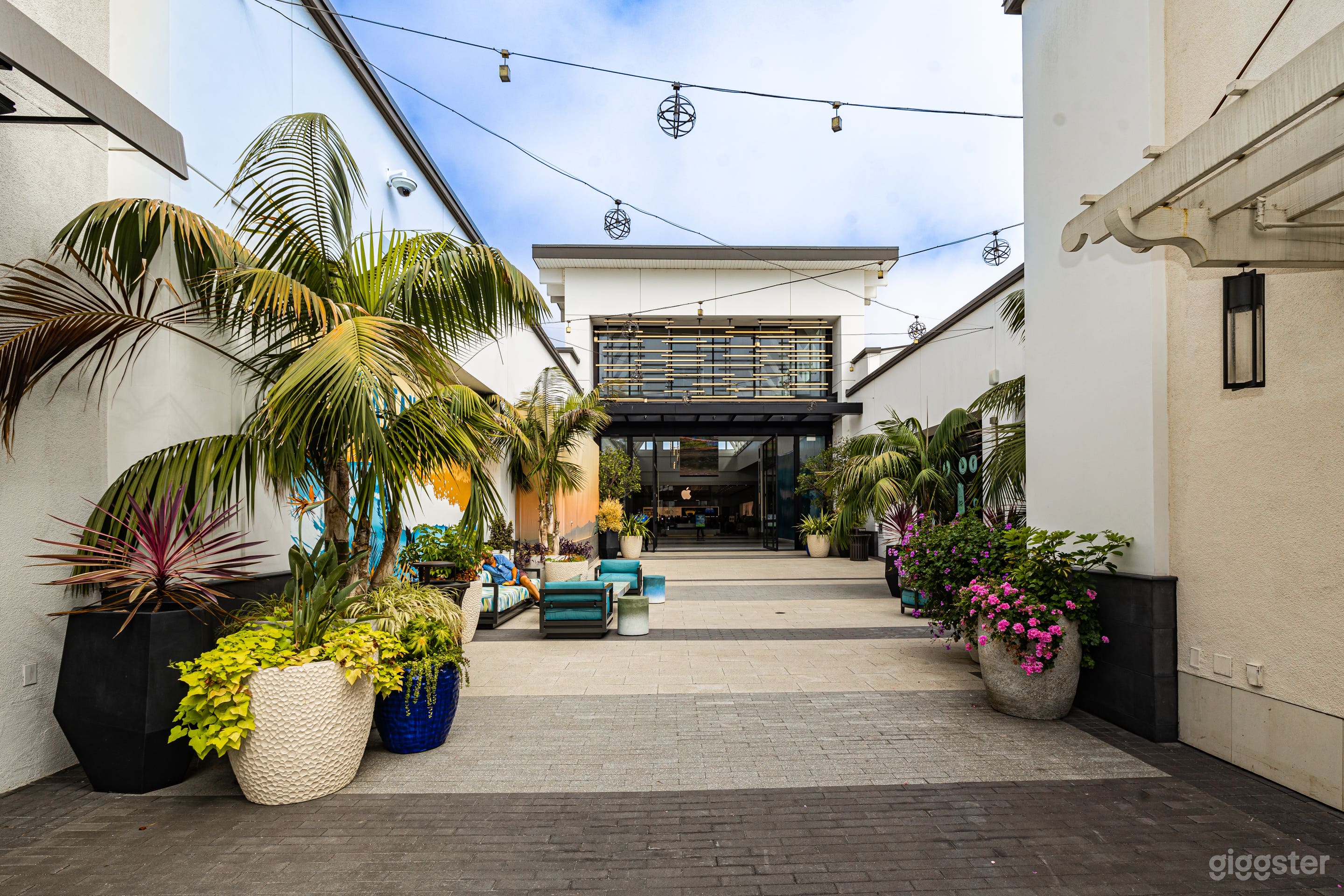 Indoor Outdoor Mall in Los Angeles Photo 2