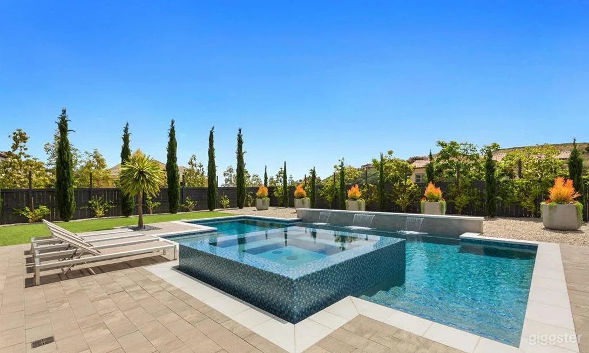 Captivating Pool And Jacuzzi Photo 3