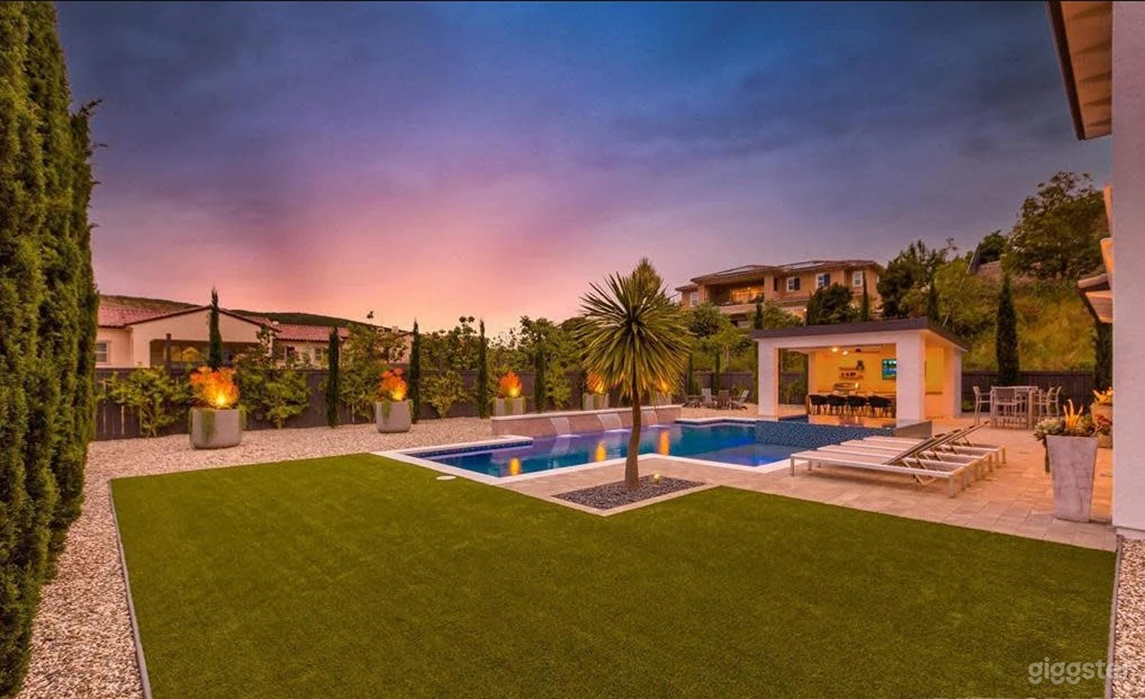 Captivating Pool And Jacuzzi Photo 4