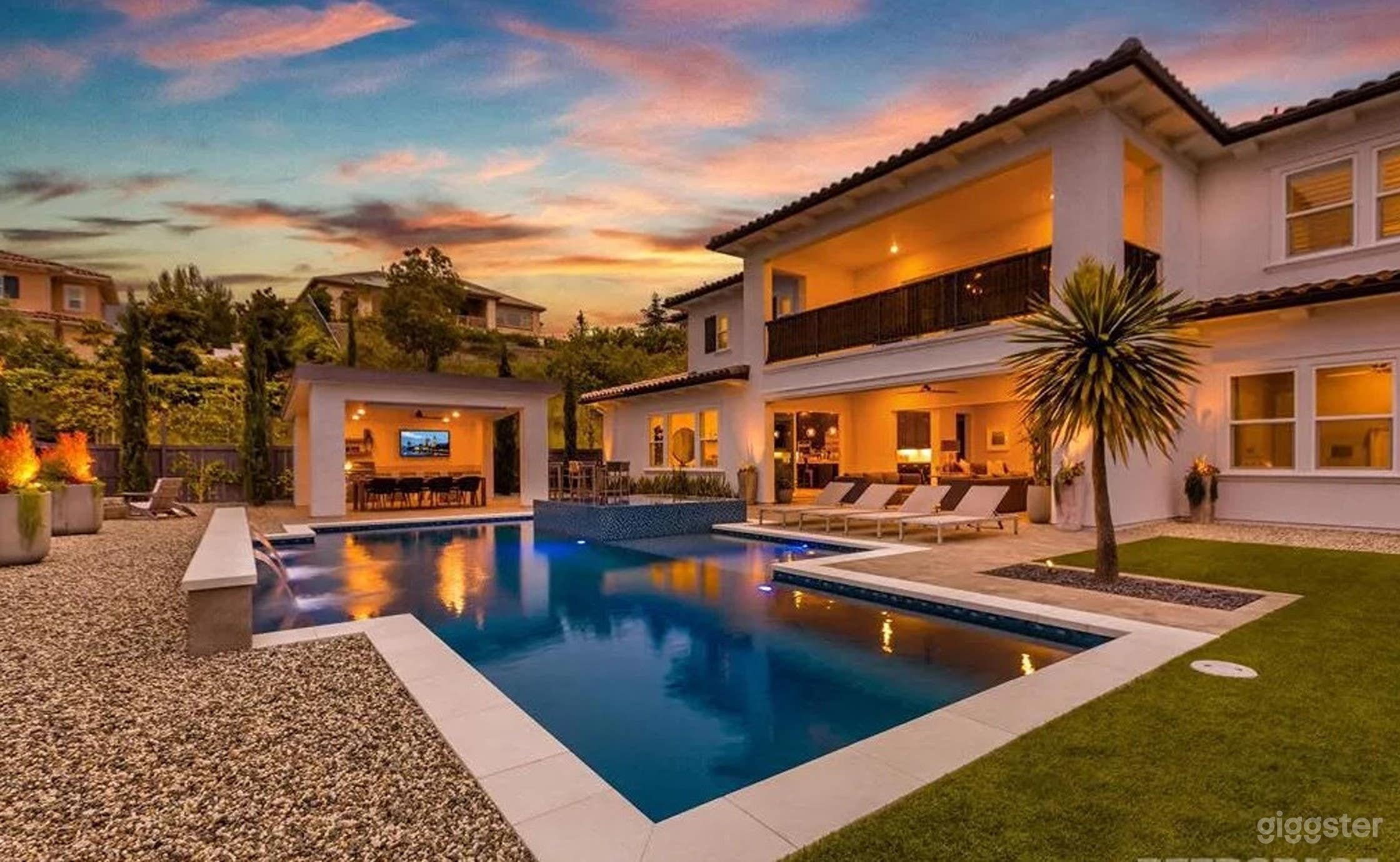 Captivating Pool And Jacuzzi Photo 1