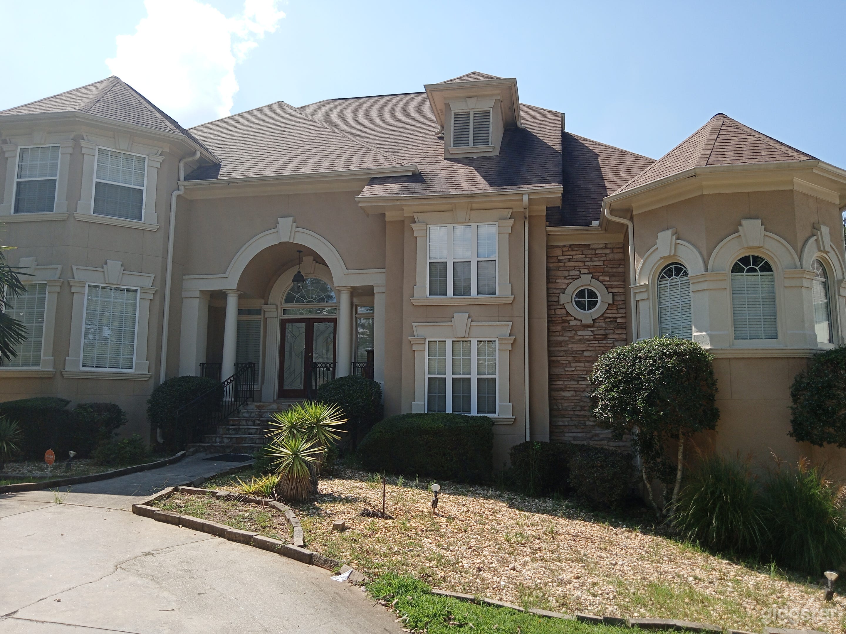 Urban Mansion with 6br 5baths and pool