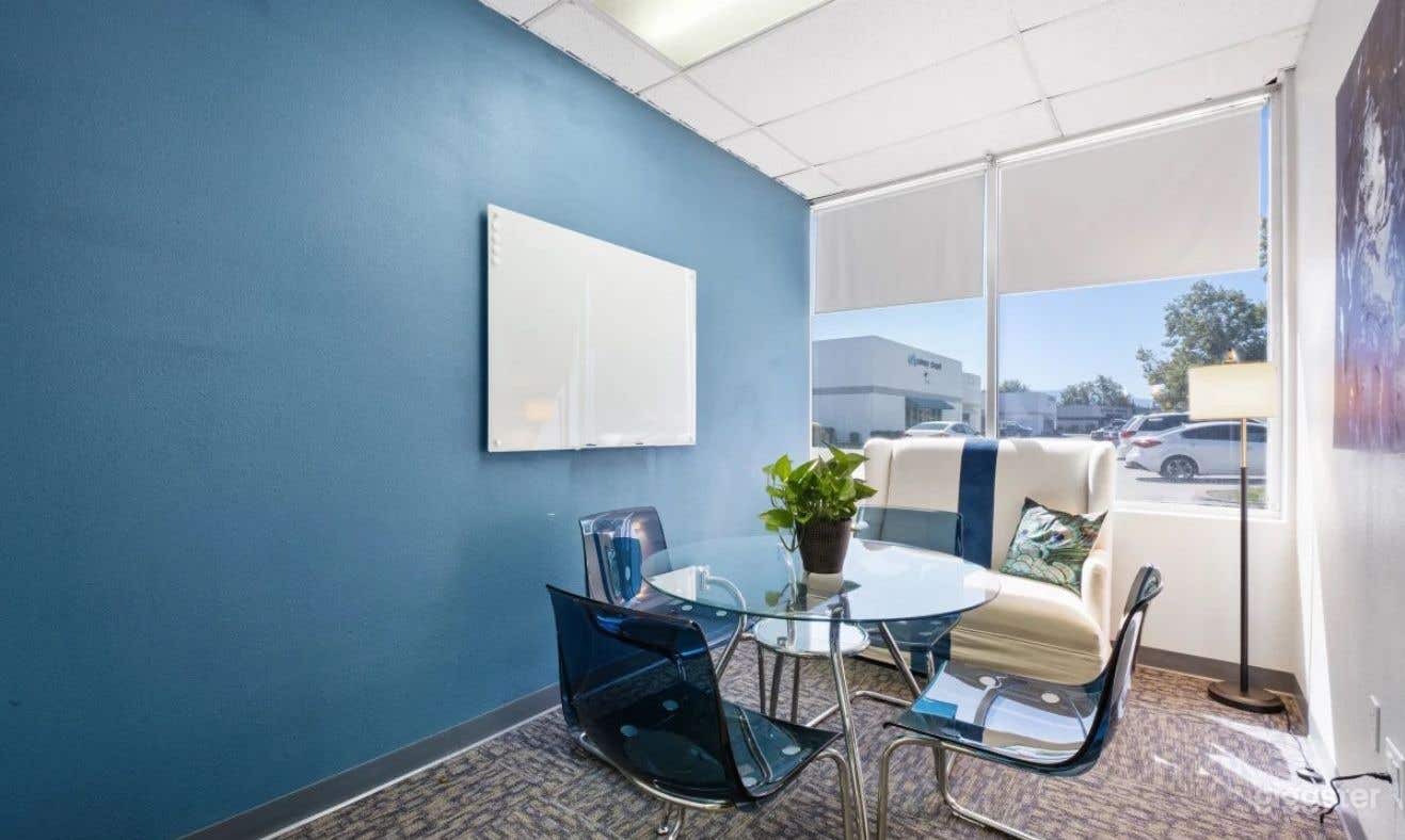 Intimate and Bright Meeting Room Photo 1