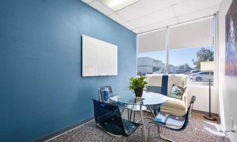  Intimate and Bright Meeting Room 