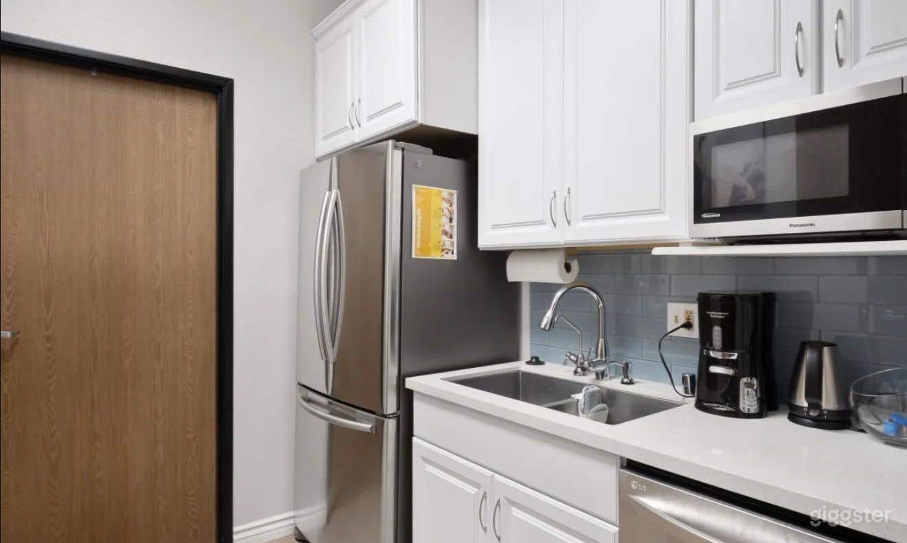 Intimate and Bright Meeting Room Photo 2