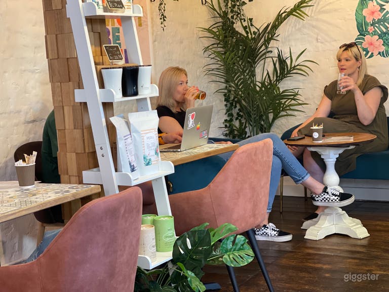  Quirky Indoor/outdoor Café Space in Reigate, London 