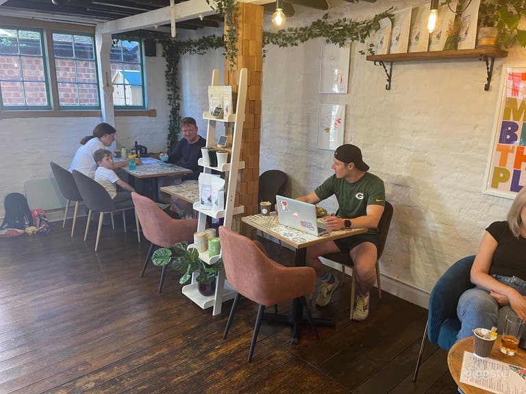  Quirky Indoor/outdoor Café Space in Reigate, London 