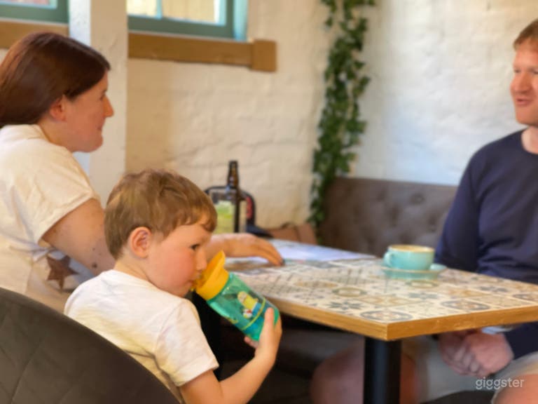  Quirky Indoor/outdoor Café Space in Reigate, London 