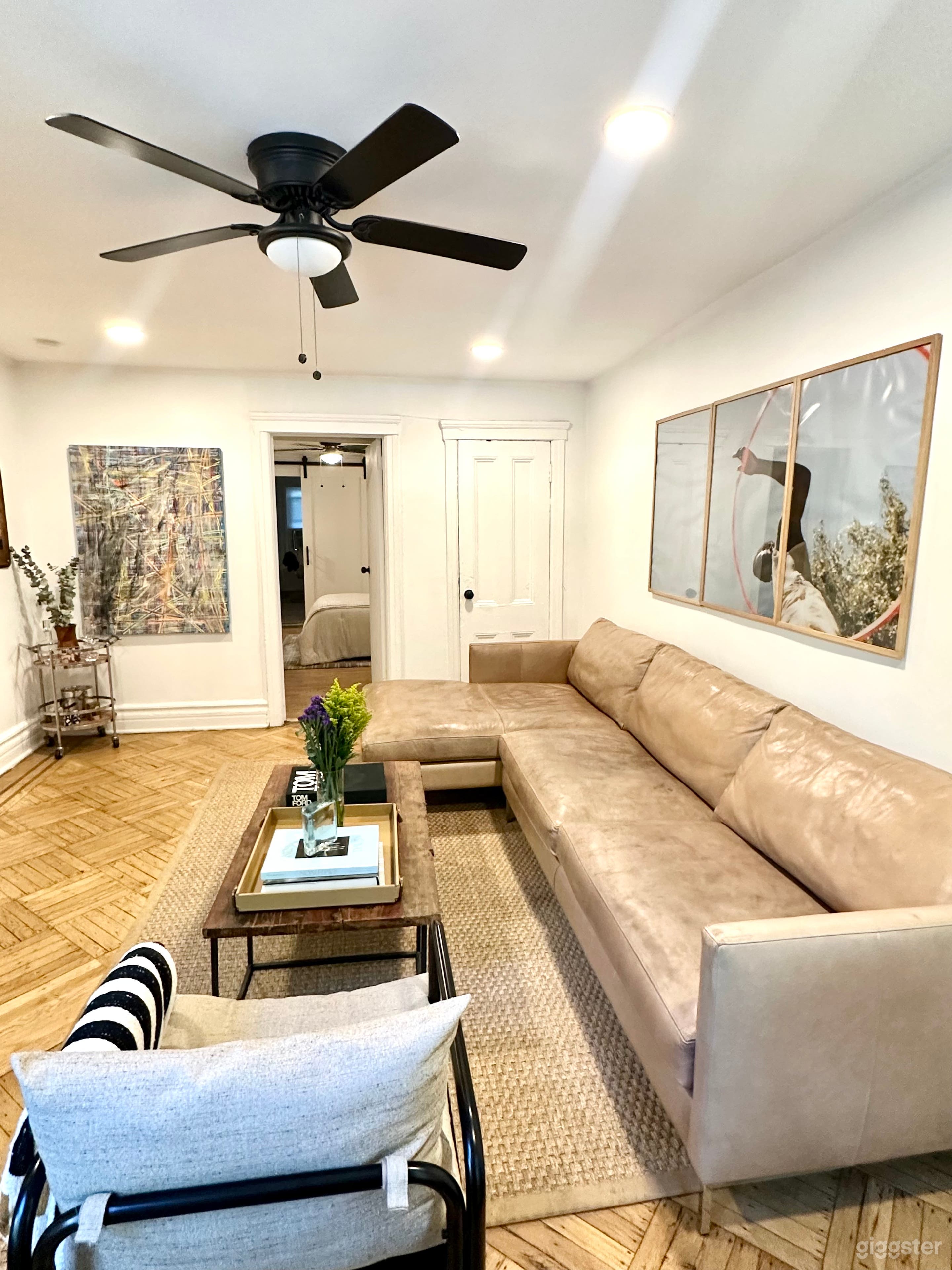 Art-filled Contemporary Apartment Photo 3