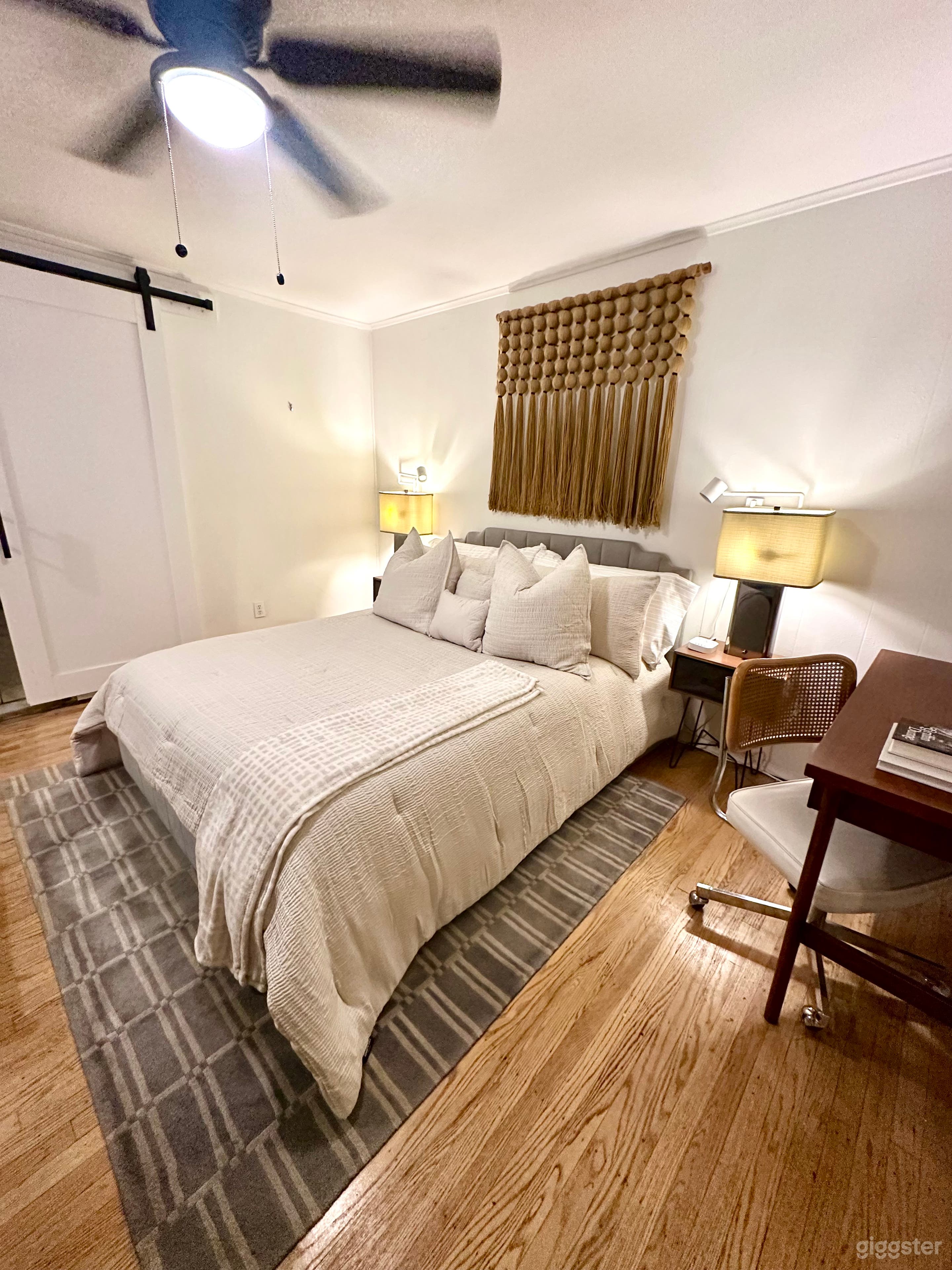 Art-filled Contemporary Apartment Photo 4