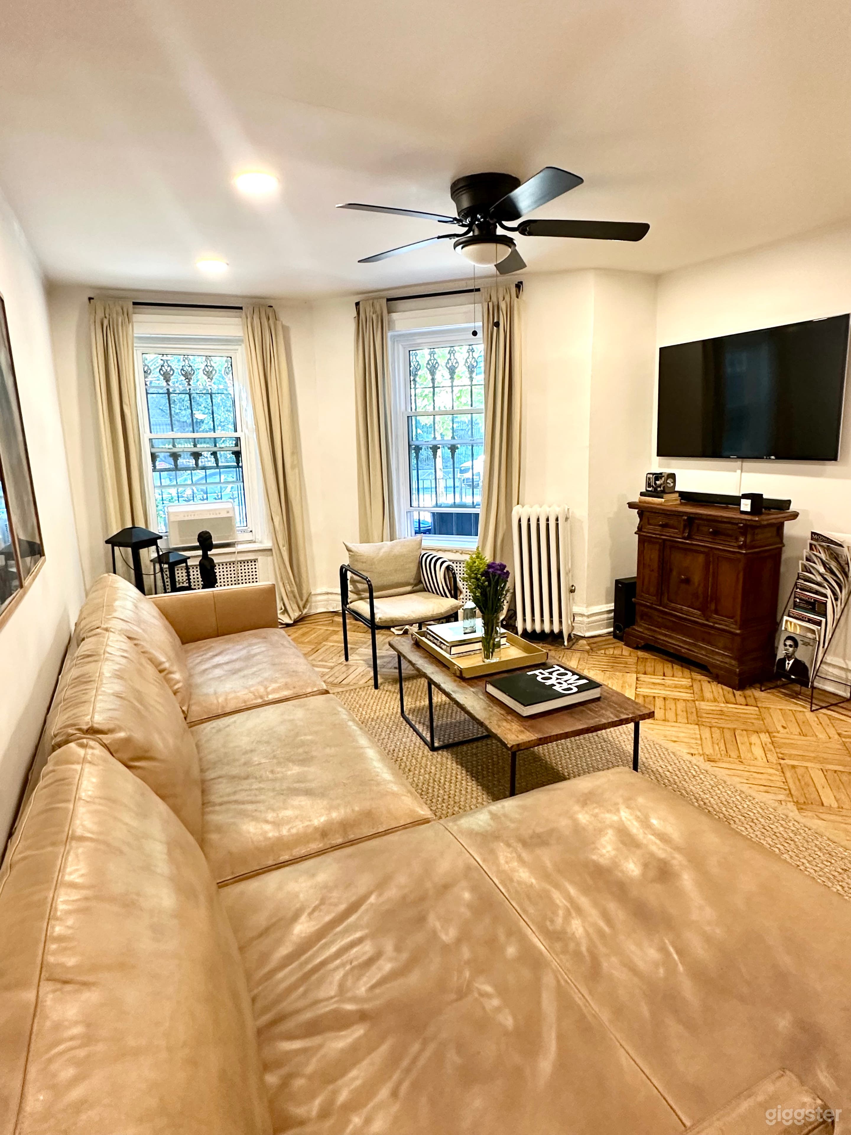 Art-filled Contemporary Apartment Photo 2