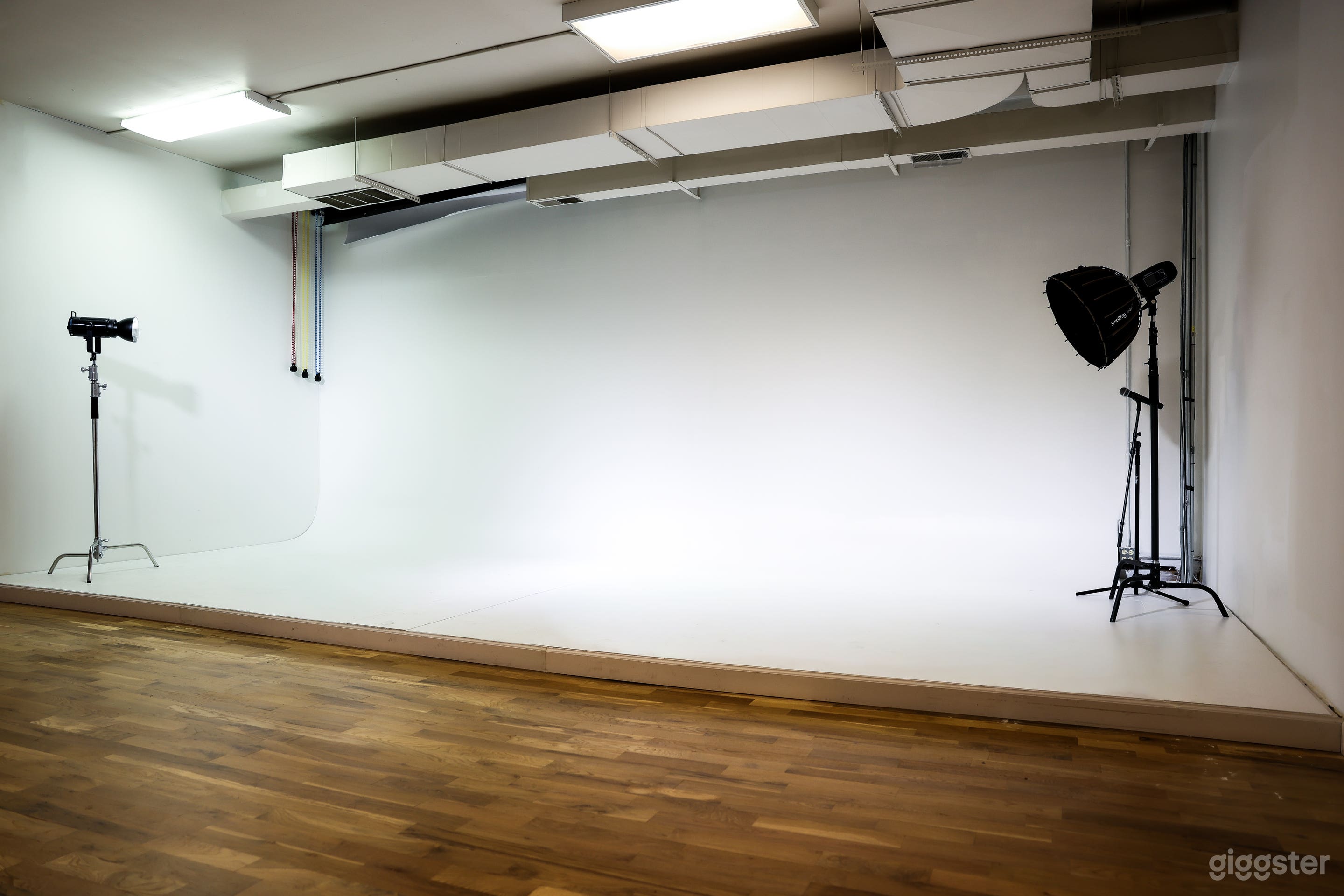 Production-ready stage with the crew to make it happen Photo 1