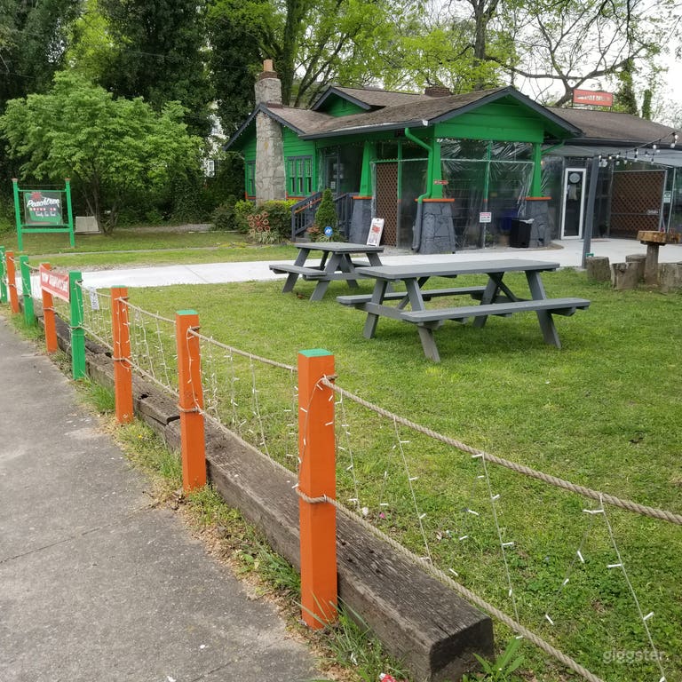  Spazio simile a un parco sotto un enorme Olmo con ottimo cibo. 