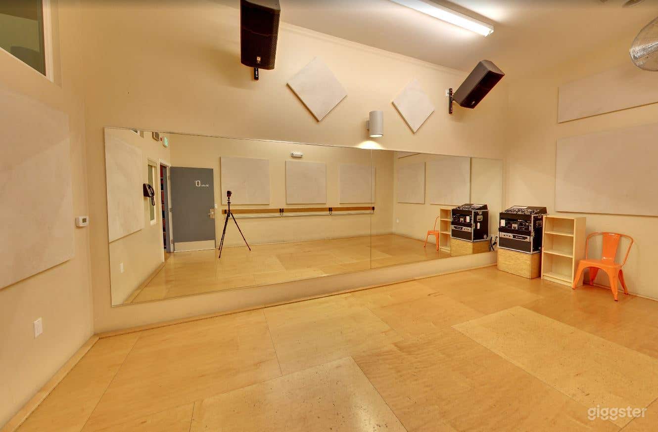 Dance Studio D1 for 5 People (Sprung Maple Floor &amp; Wall-mounted Ballet Barres) Photo 4