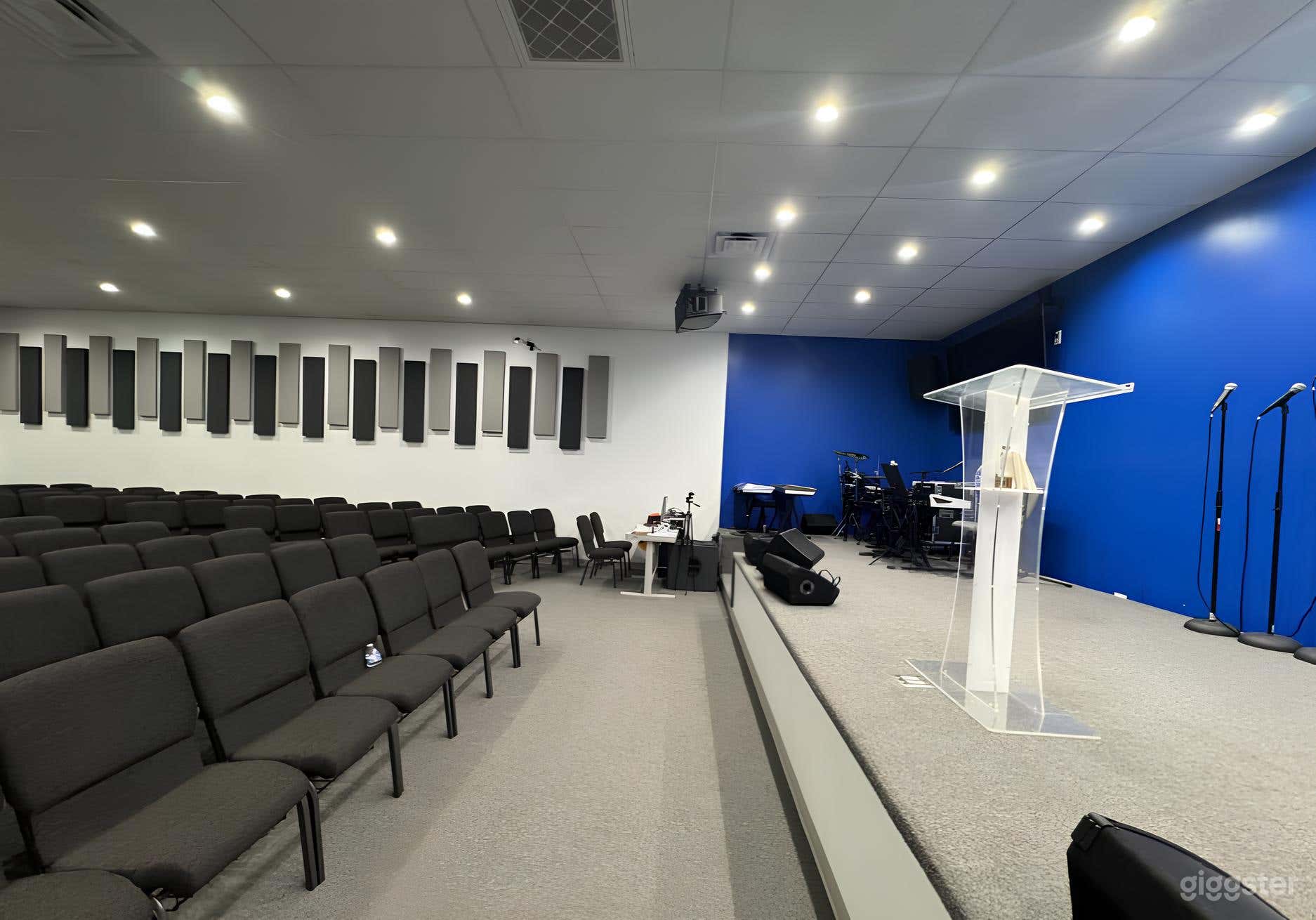 Bright and Functioning Auditorium  Photo 4