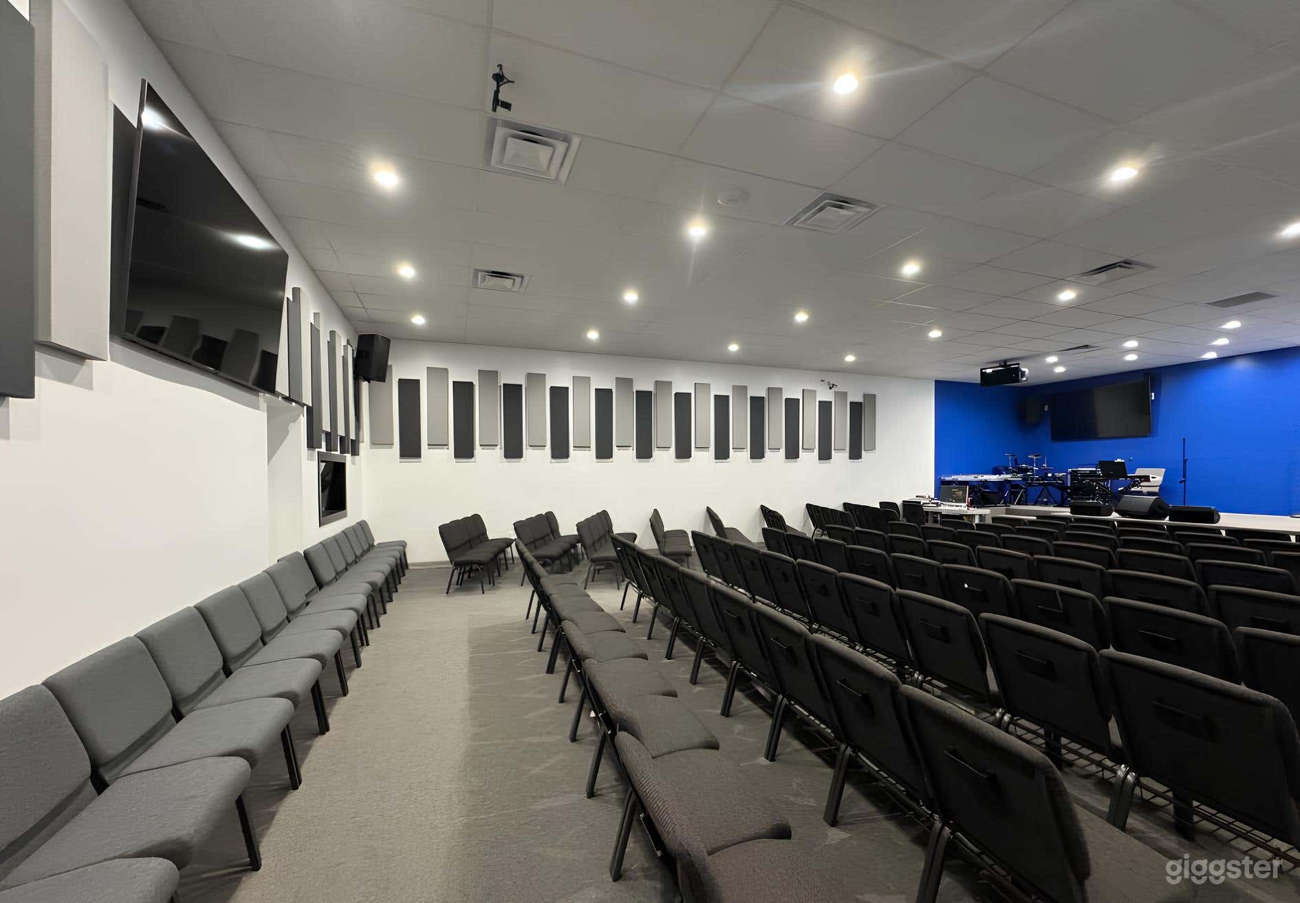 Bright and Functioning Auditorium  Photo 1