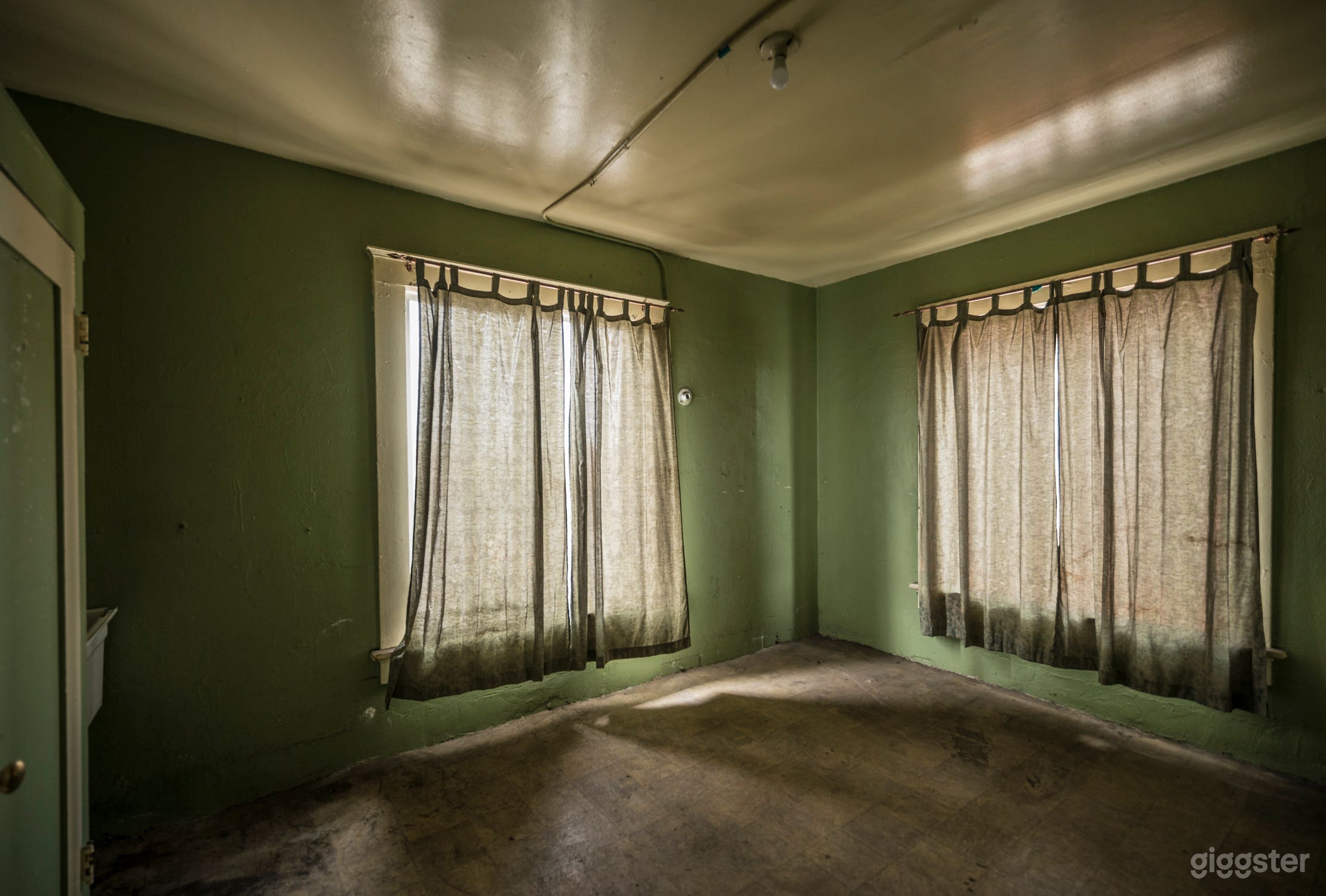 Massive Abandoned Motel w/ 42 Customizable Rooms Photo 2