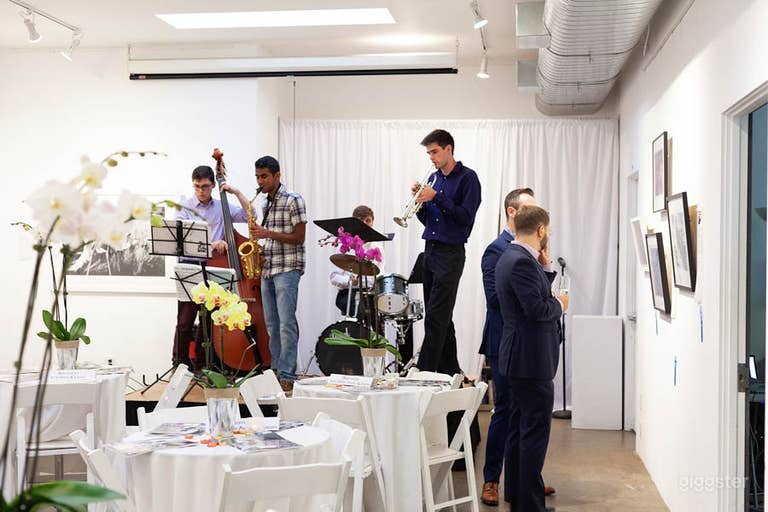  Venice Gallery With Exposed Concrete 