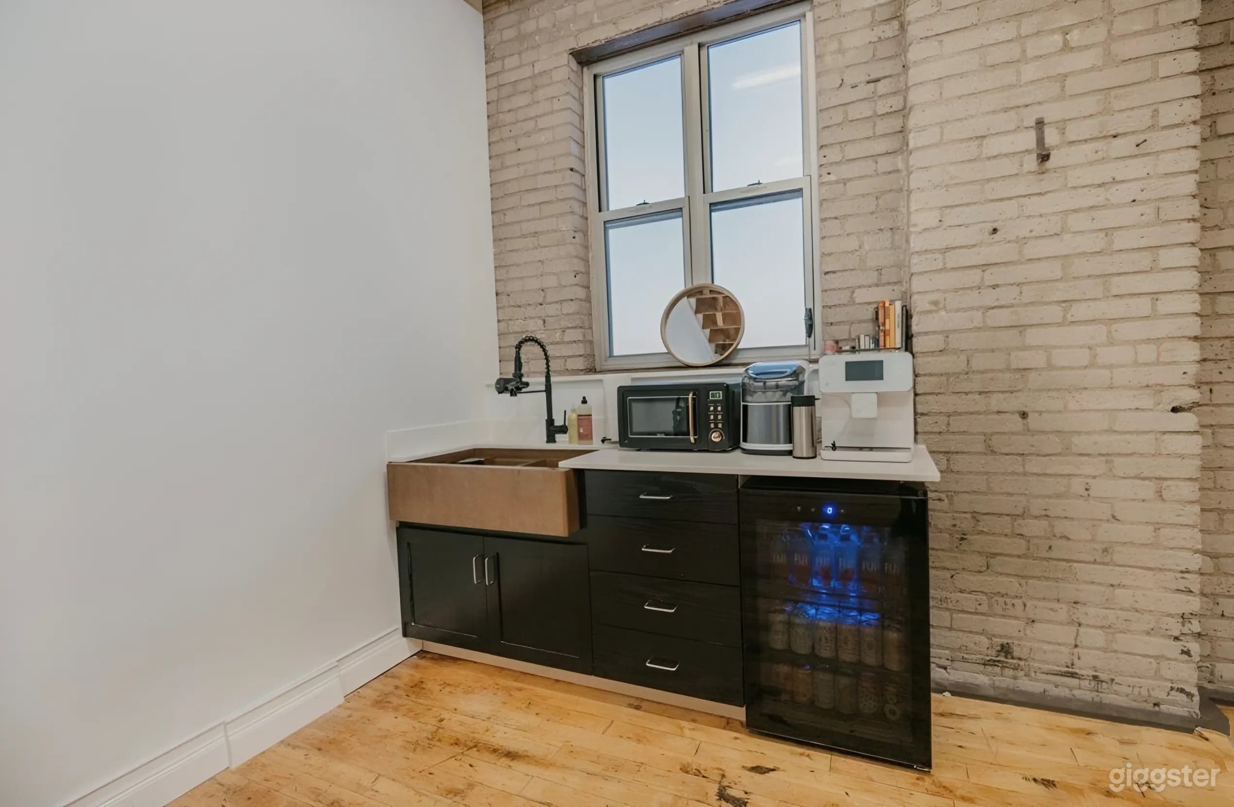 Minneapolis Beautiful Photo and Video Studio Photo 4