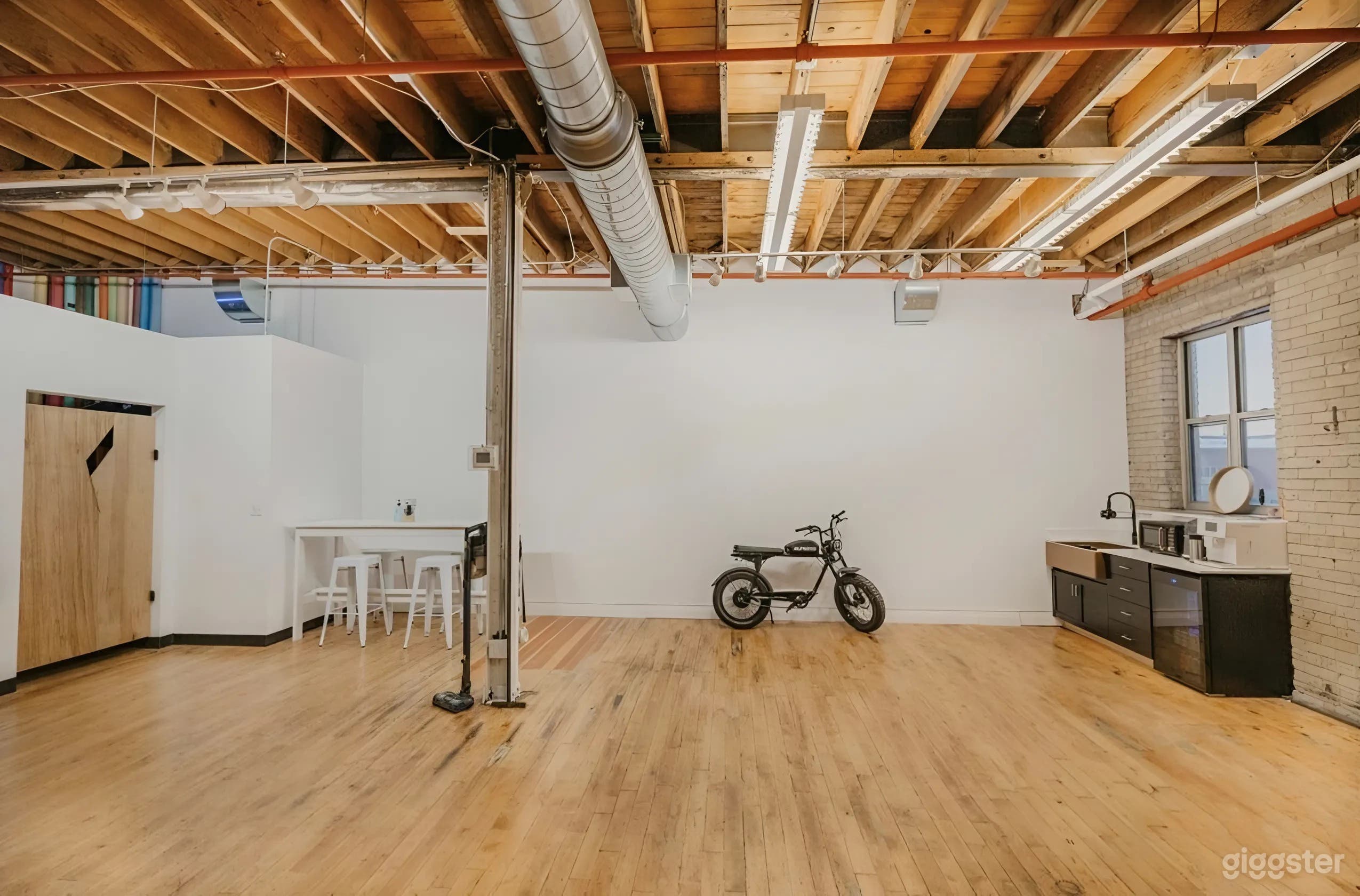 Minneapolis Beautiful Photo and Video Studio Photo 1