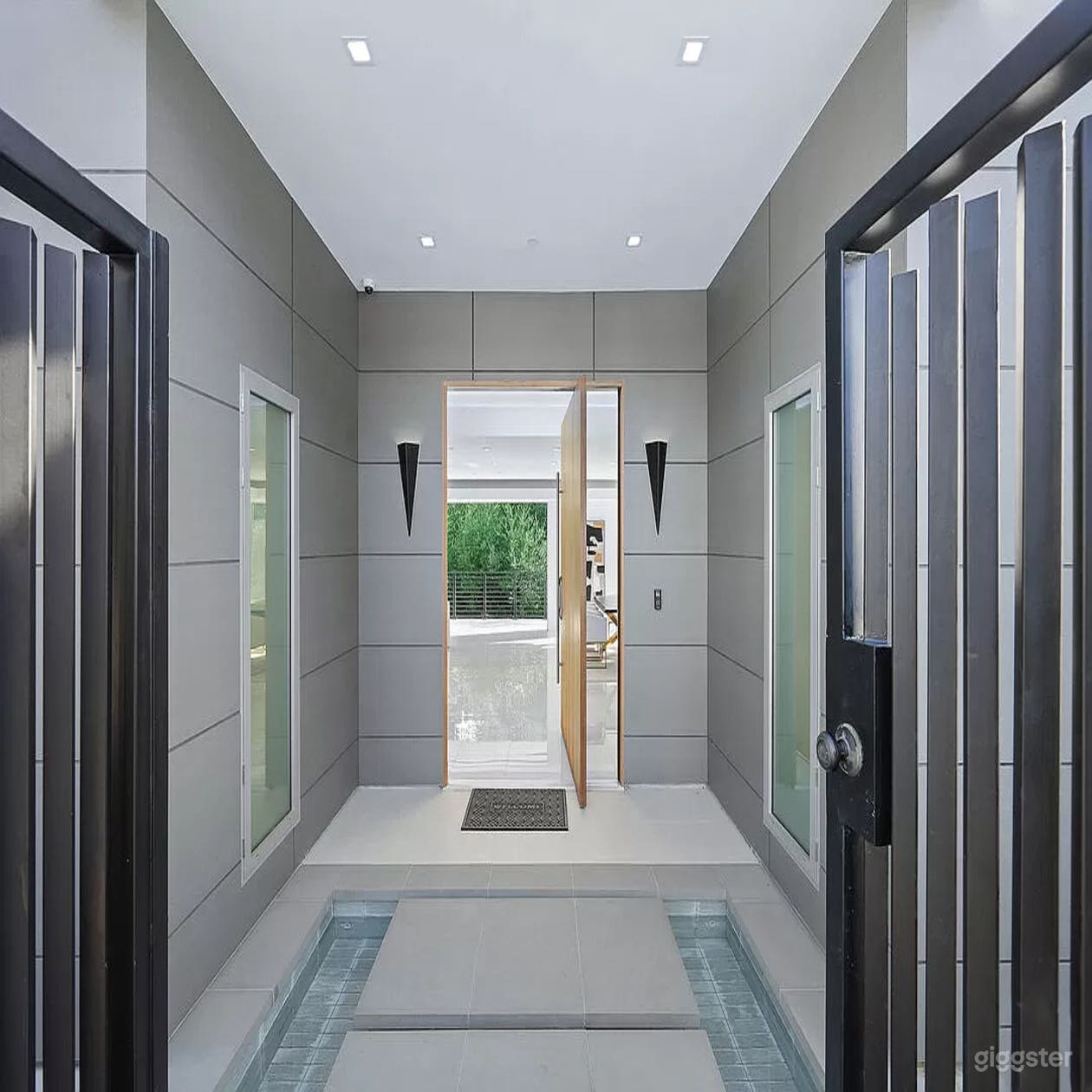 Sleek Modern Villa with Pool, Open Interiors &amp; Natural Light Photo 4