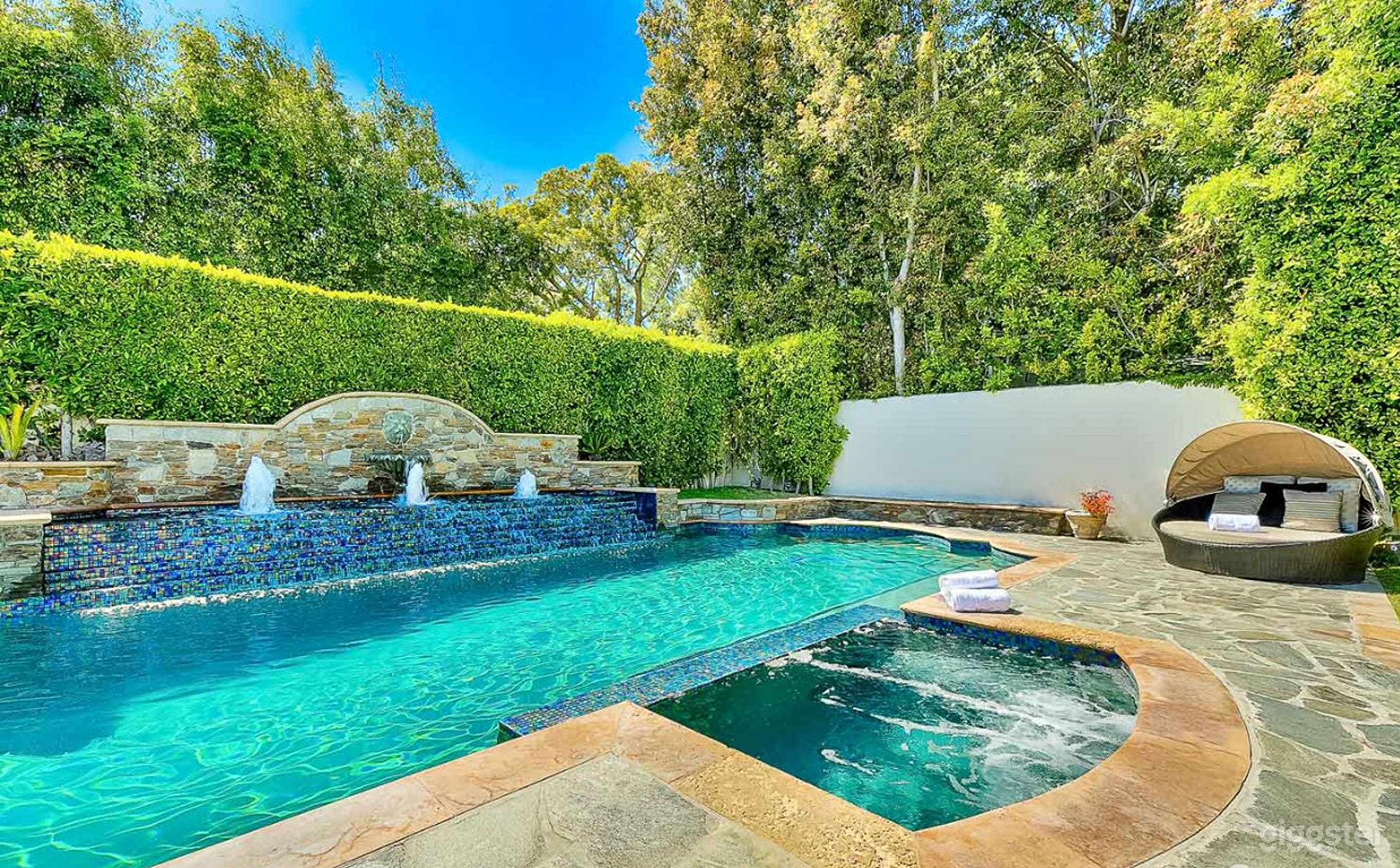 Luxurious Pool And Jacuzzi Retreat  Photo 2