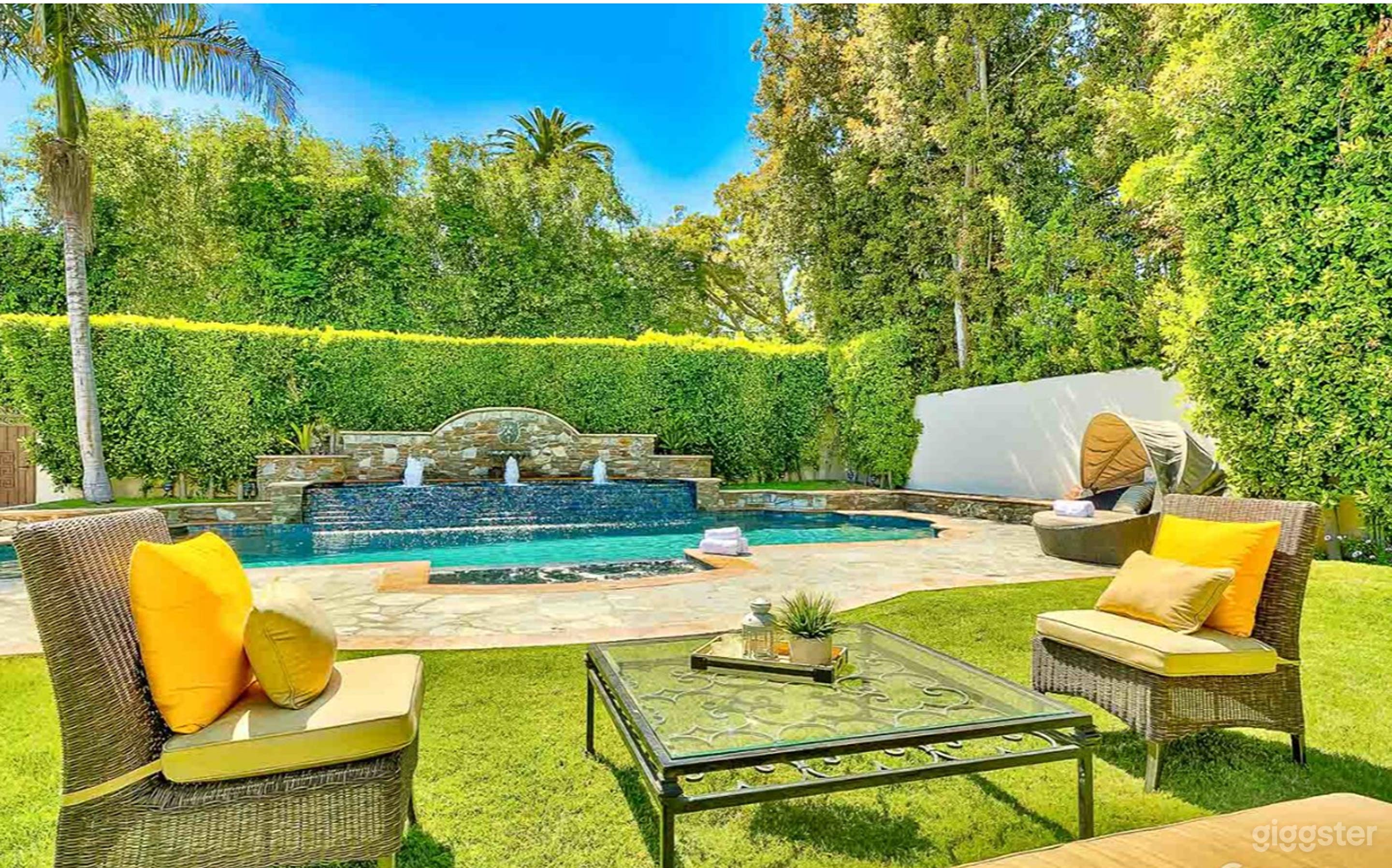 Luxurious Pool And Jacuzzi Retreat  Photo 1