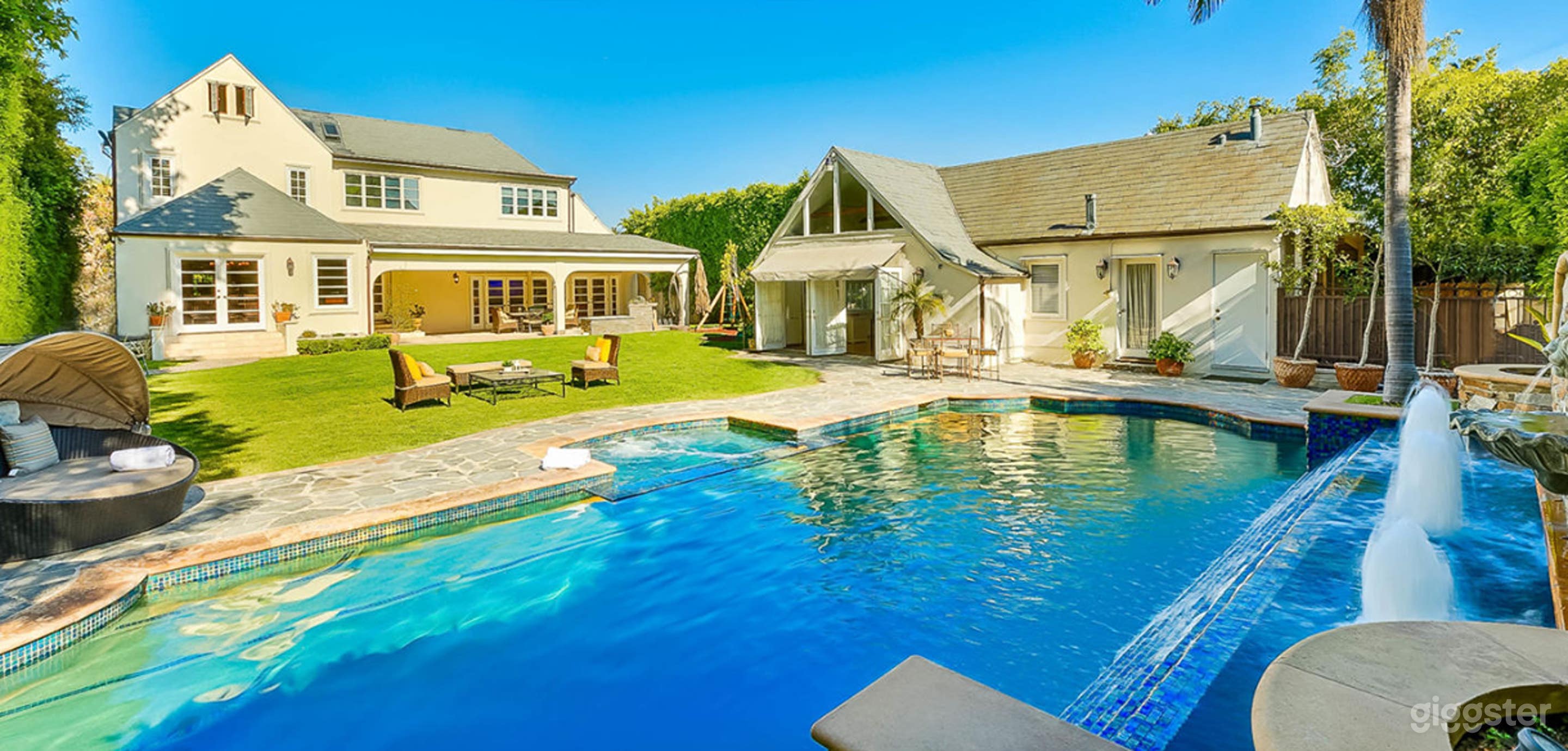 Luxurious Pool And Jacuzzi Retreat  Photo 3