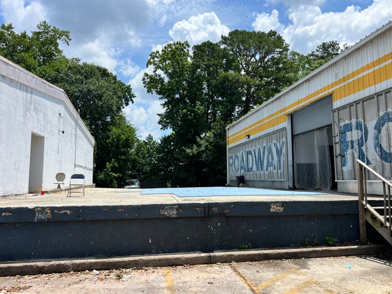  Outdoor Patio space available for 25/h 