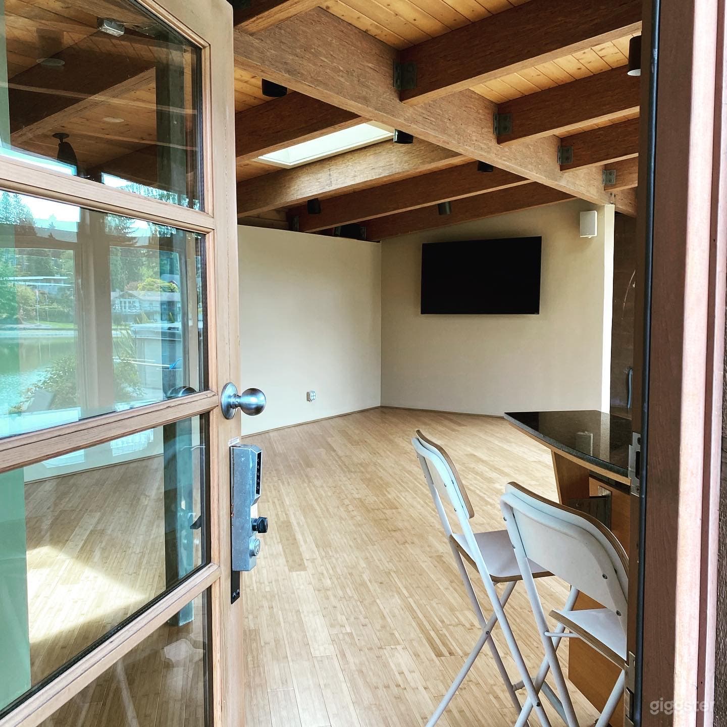 Side entry door - Lots of space 