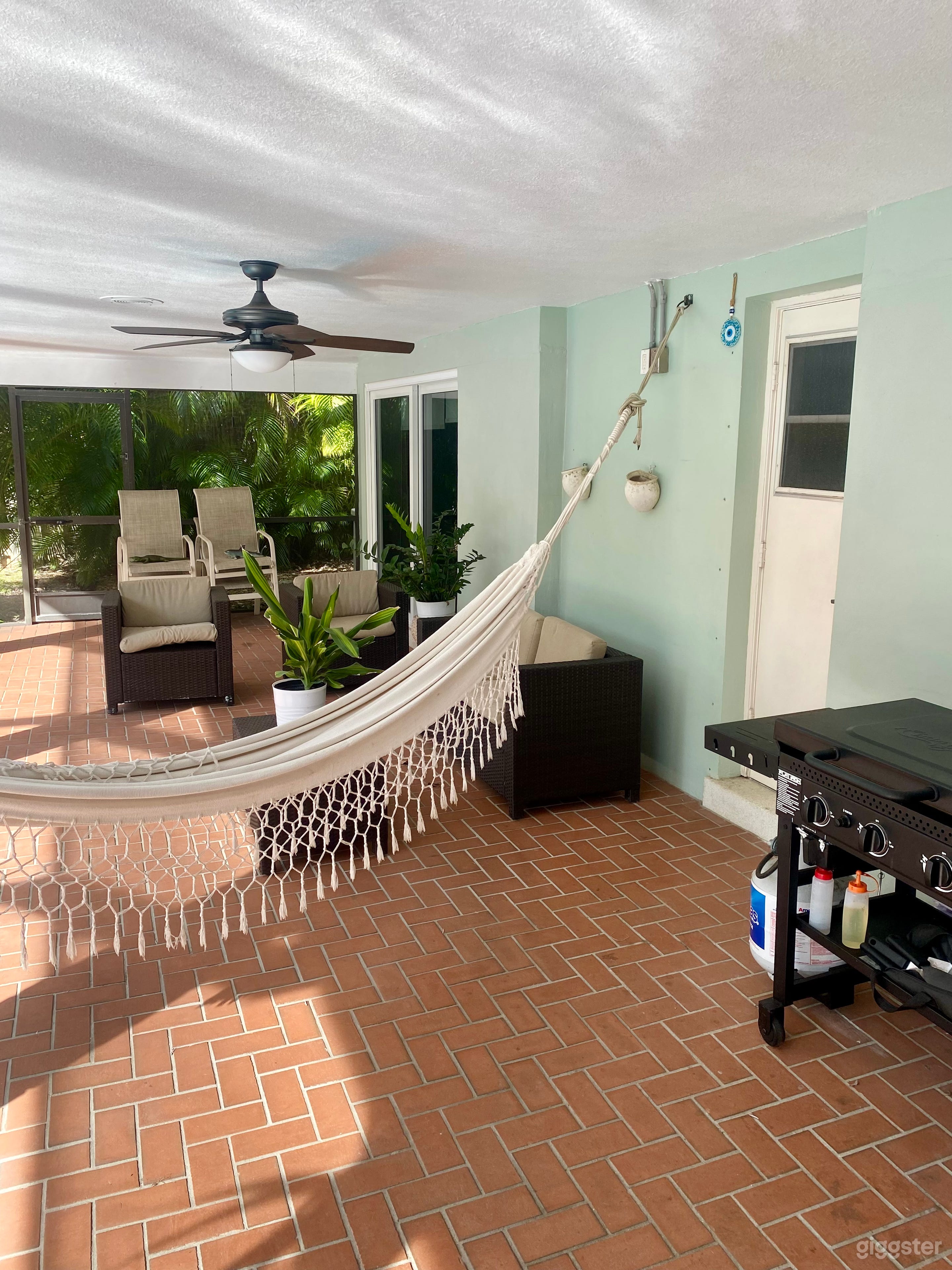 Palmetto Bay Pool &amp; Backyard Photo 3