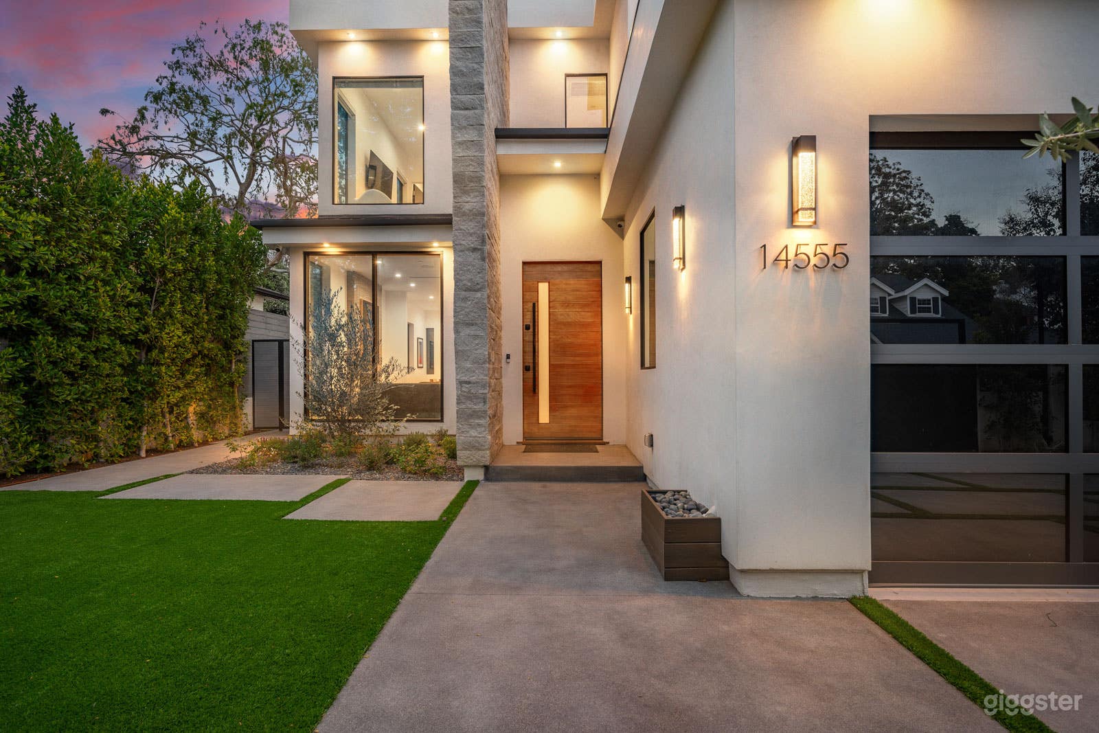 Oak Hills Estate w/ Stunning Interior Design Photo 3