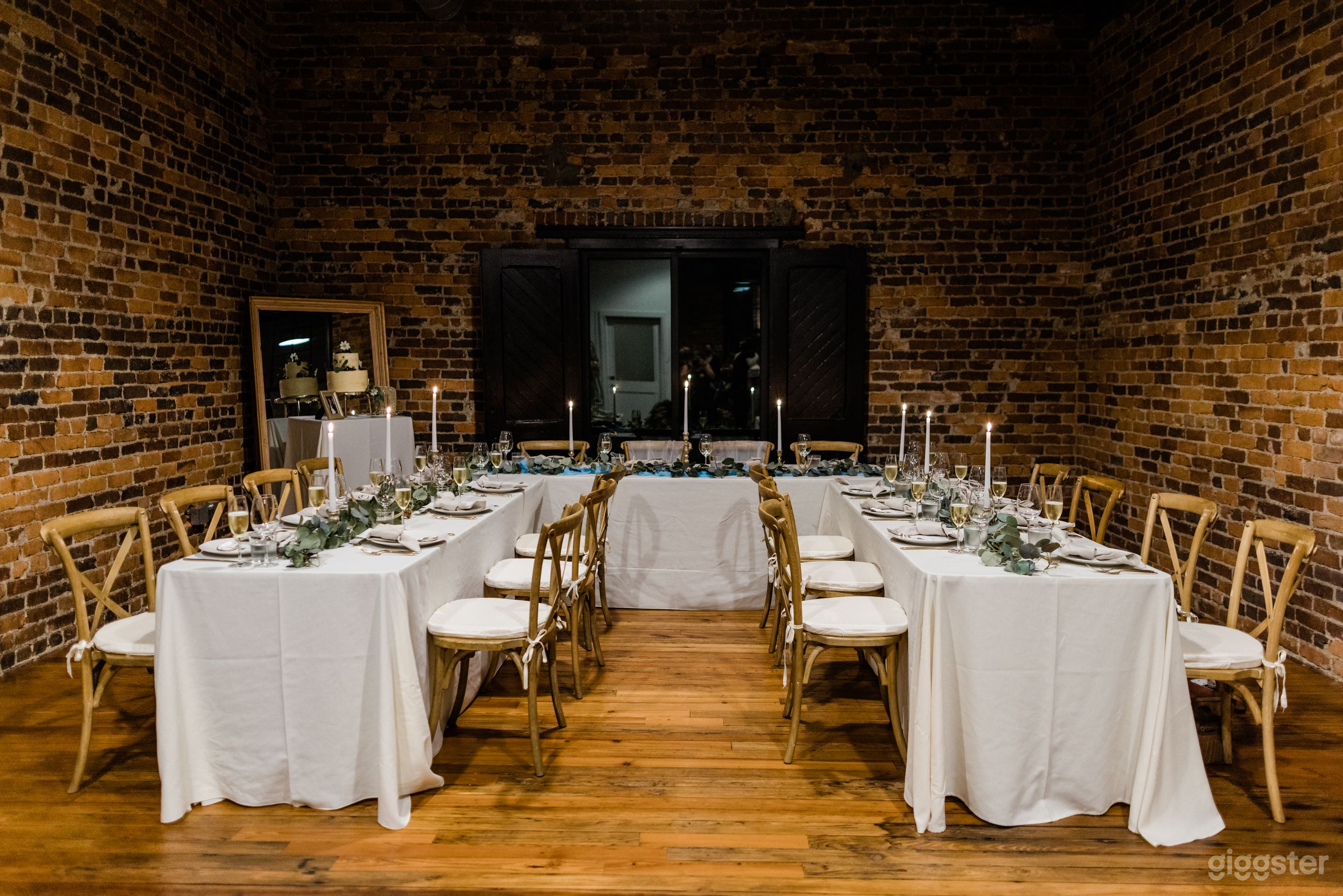 Beautiful Exposed Brick Loft Photo 4
