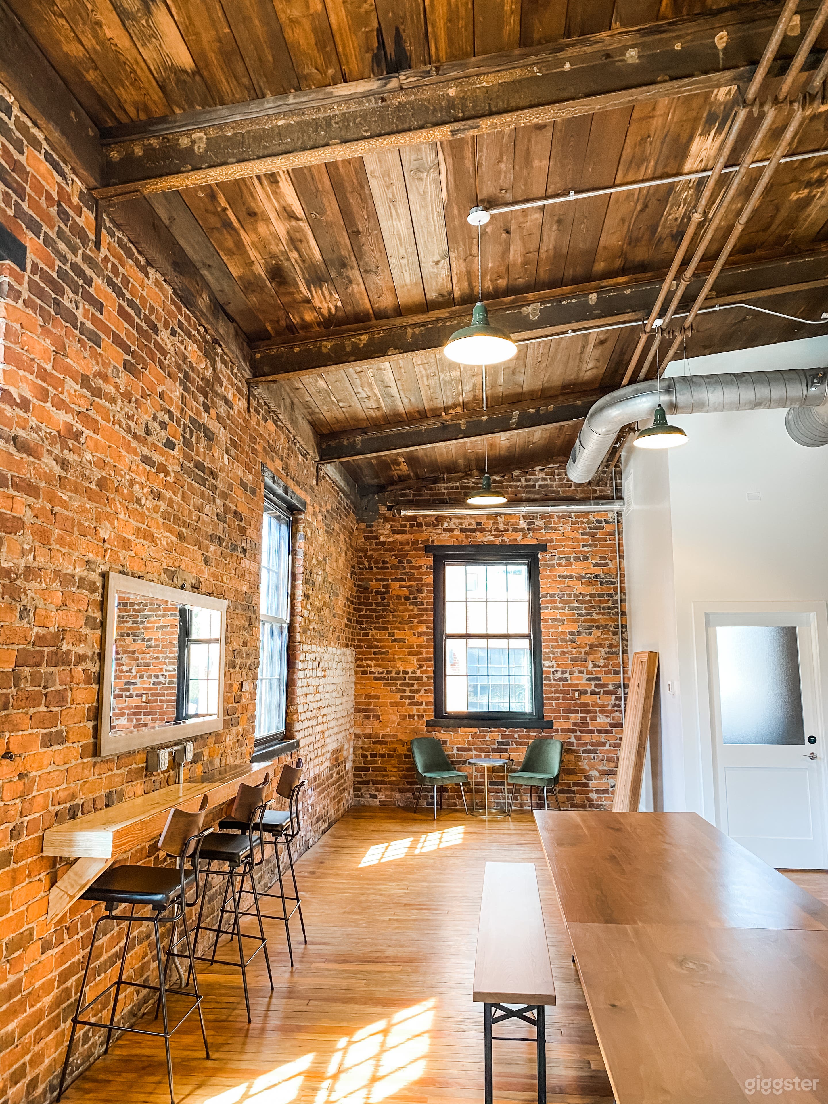 Beautiful Exposed Brick Loft Photo 2