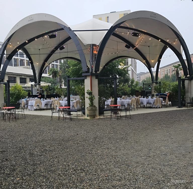  Spazi per Eventi con Gazebo all'Aperto in Giardino Verde 