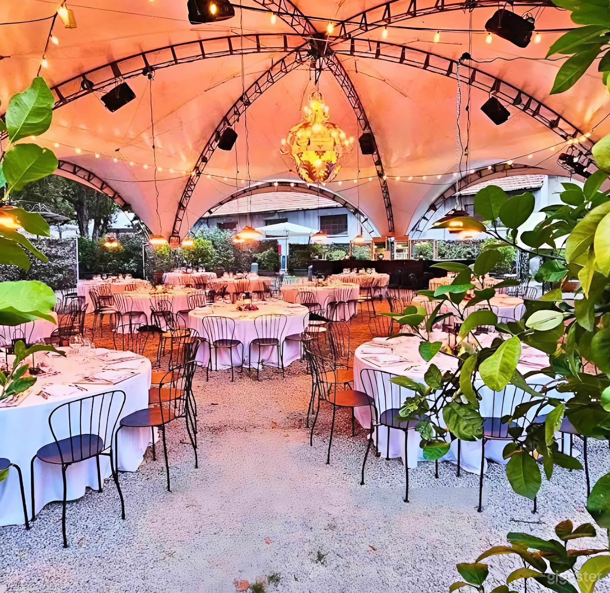 Foto di Spazi per Eventi con Gazebo all'Aperto in Giardino Verde 4