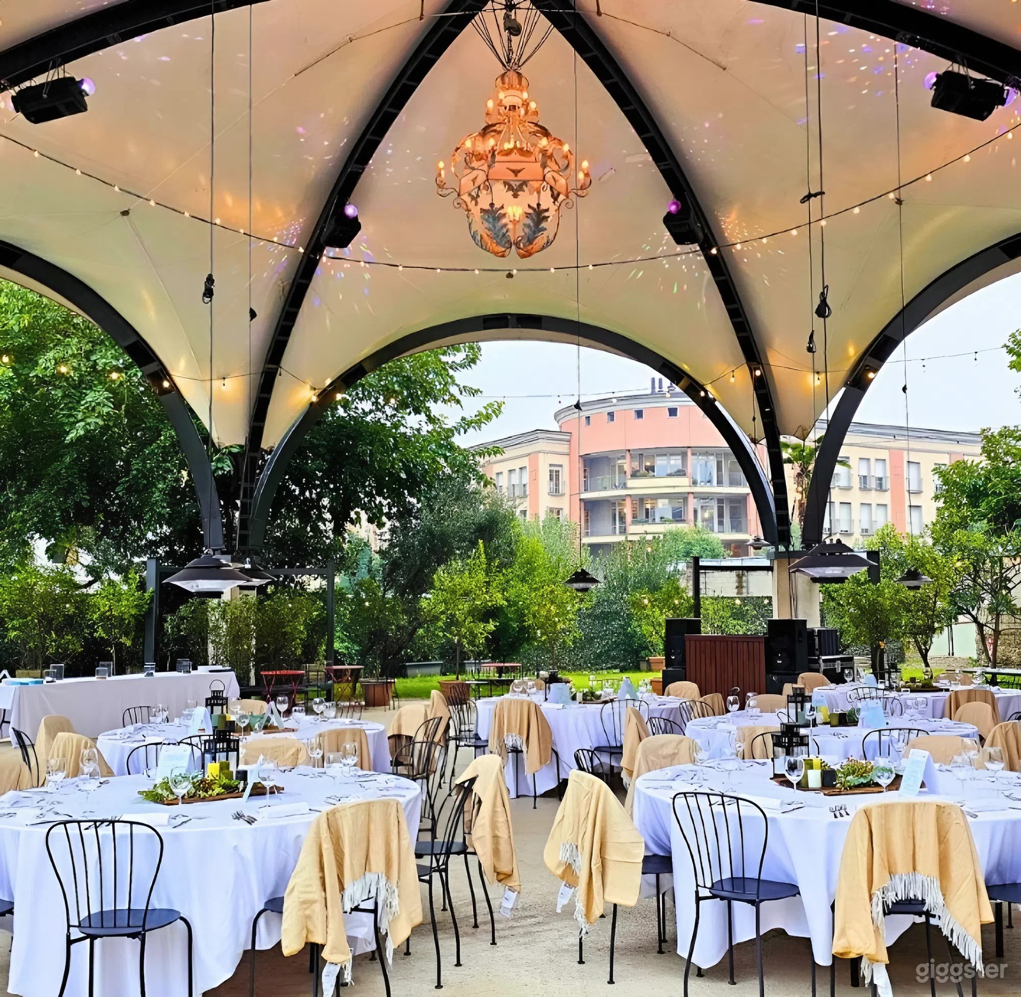 Foto di Spazi per Eventi con Gazebo all'Aperto in Giardino Verde 3