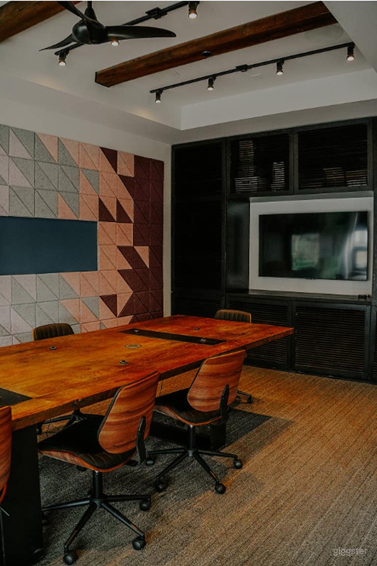  Salle de conférence privée moderne avec TV & longue table de réunion 