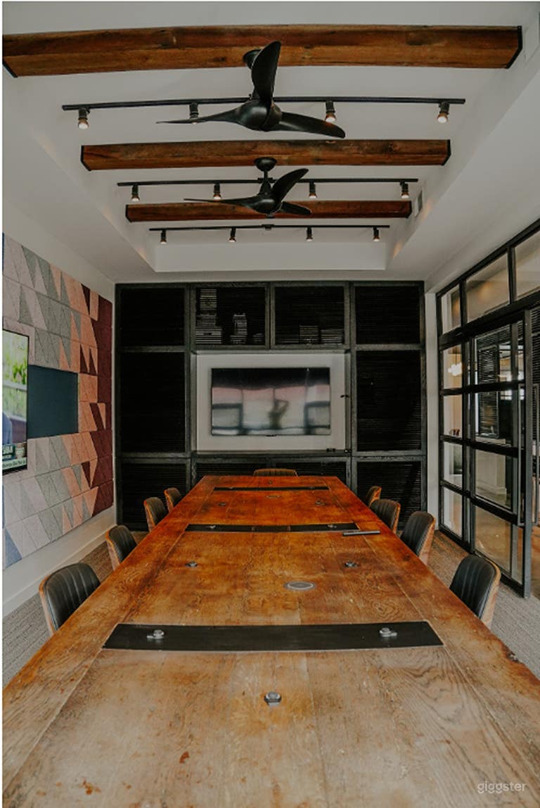  Salle de conférence privée moderne avec TV & longue table de réunion 