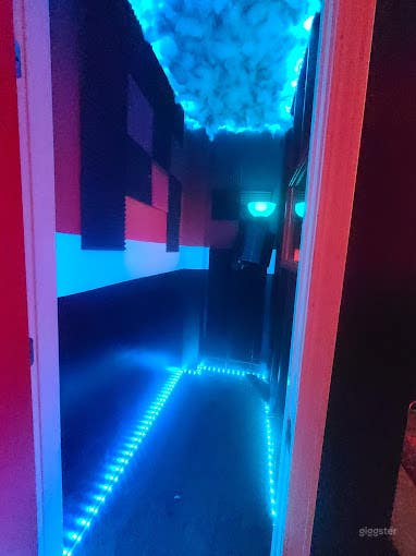 Stunning Red Room  Photo 3